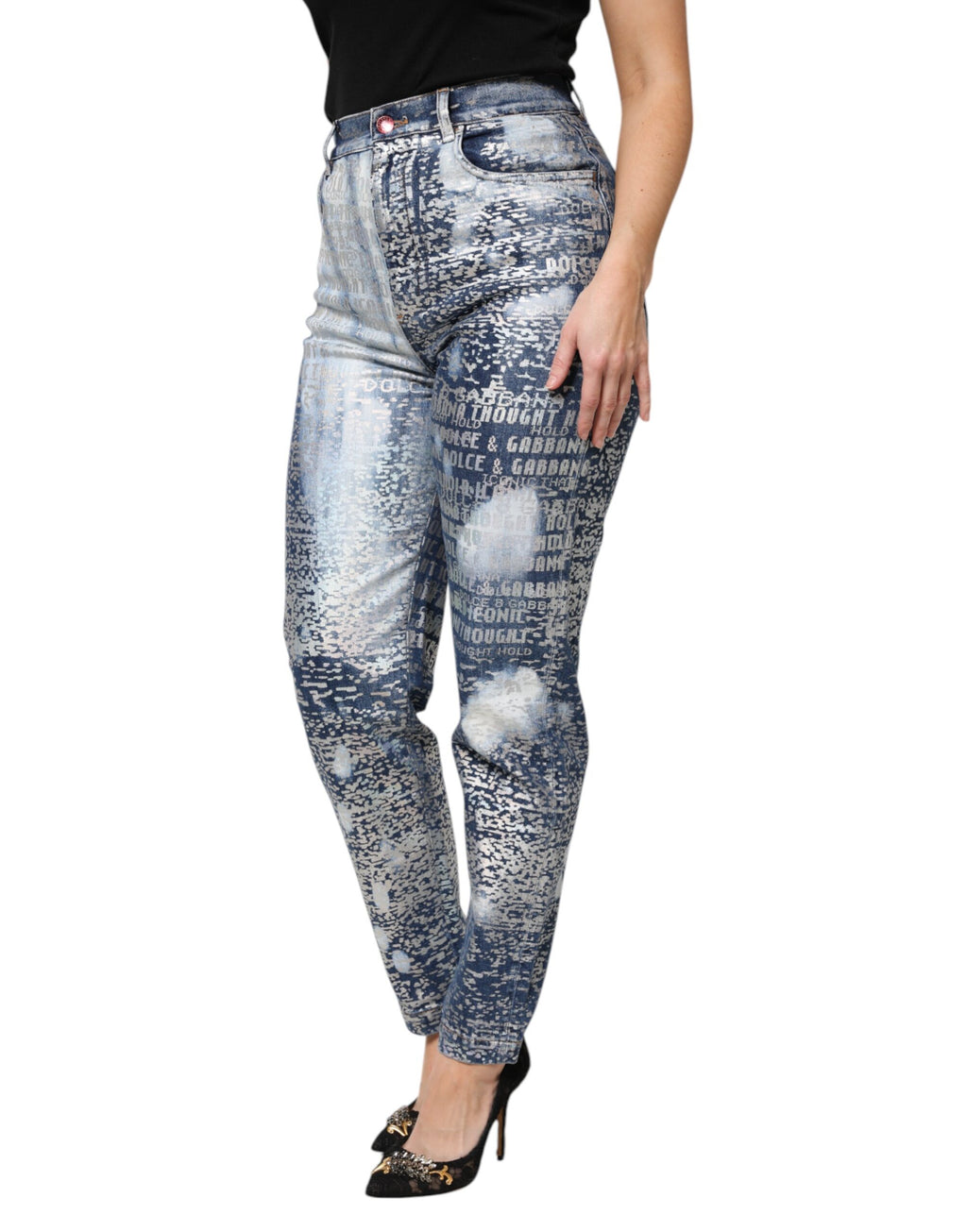 Jeans en denim bleu délavé à taille haute de Dolce & Gabbana avec imprimé artistique visible sur l'image.