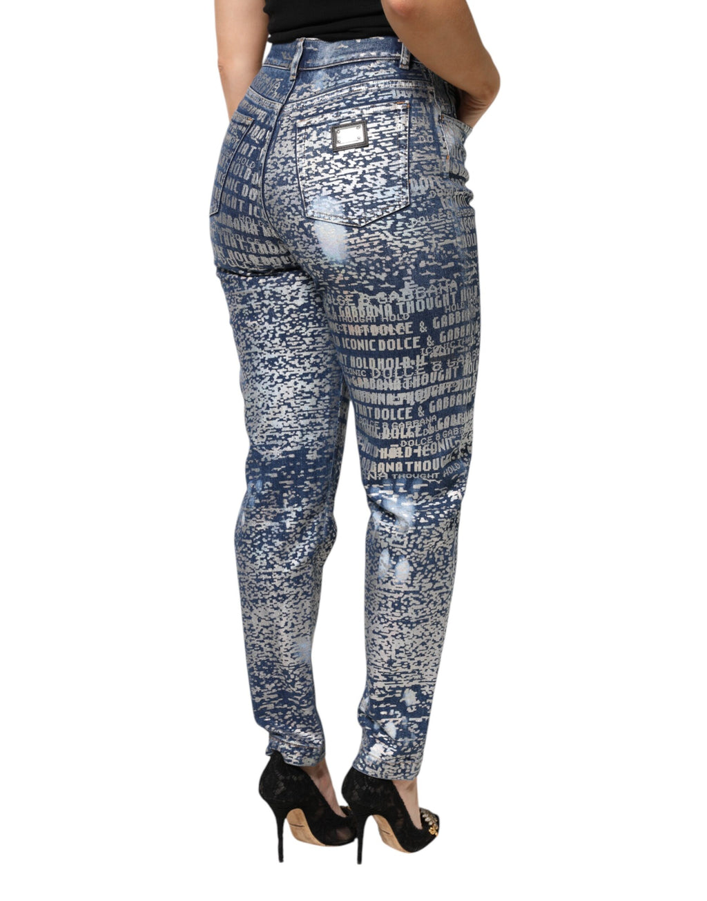 Jeans en denim bleu délavé avec impression Dolce & Gabbana, taille haute, pour femme, visible en gros plan.