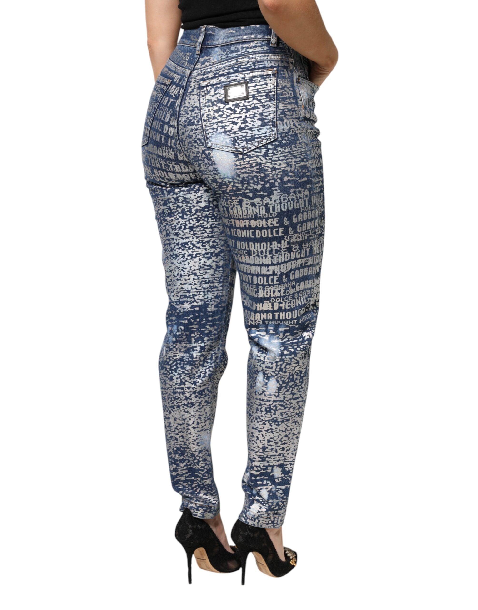 Jeans en denim bleu délavé avec impression Dolce & Gabbana, taille haute, pour femme, visible en gros plan.