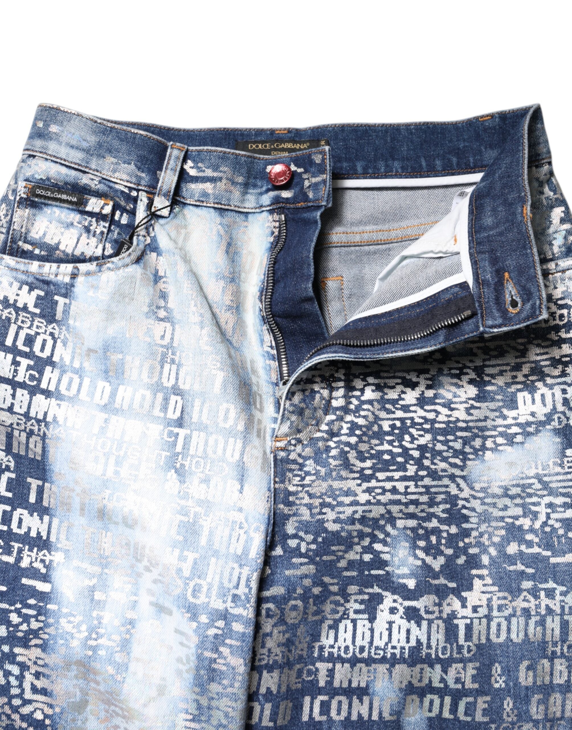 Jeans en denim bleu délavé à taille haute de Dolce & Gabbana avec imprimé floral, coupe moderne et style élégant.