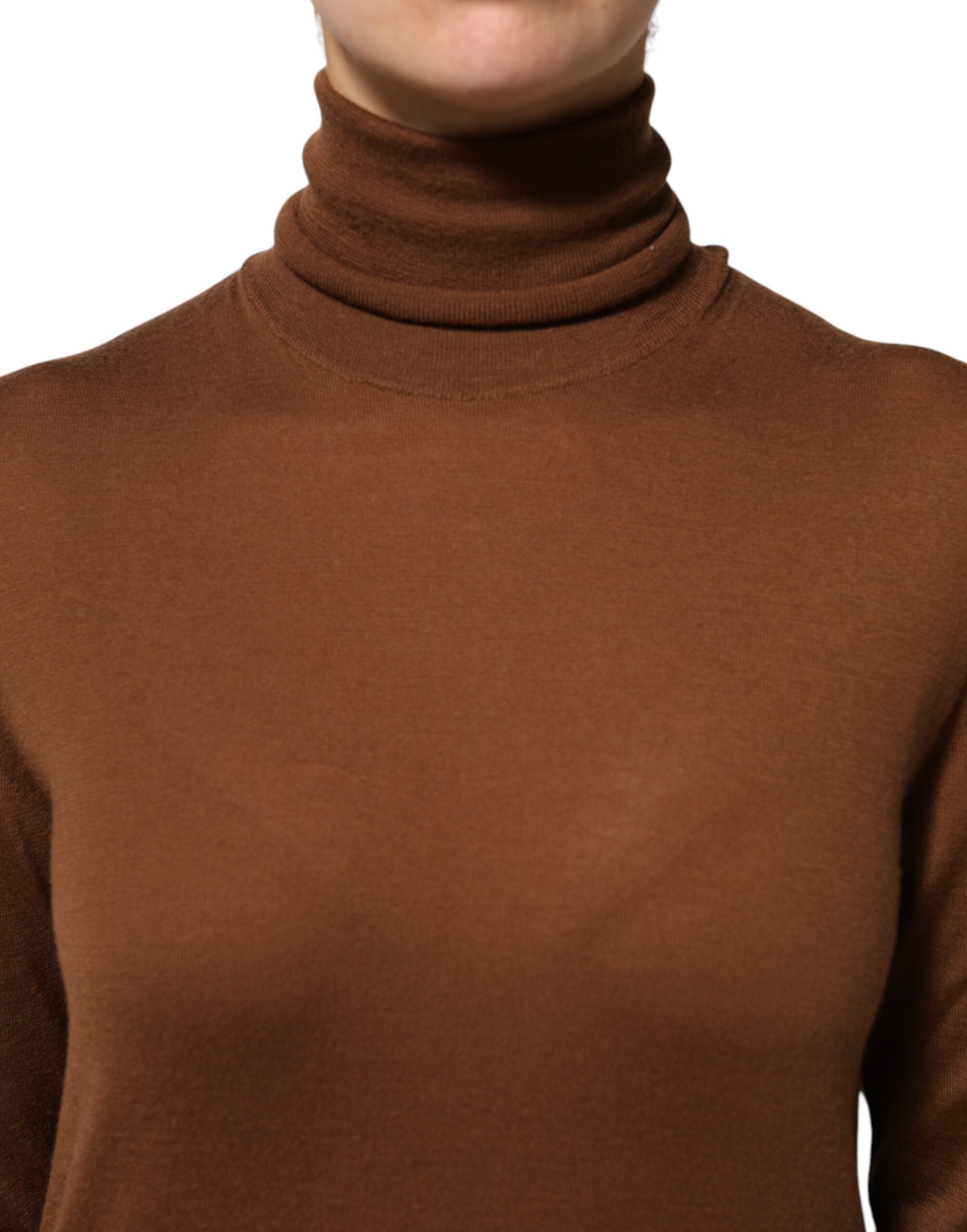 Pull en cachemire marron Dolce & Gabbana à col roulé, pull-over élégant avec texture douce et fine.