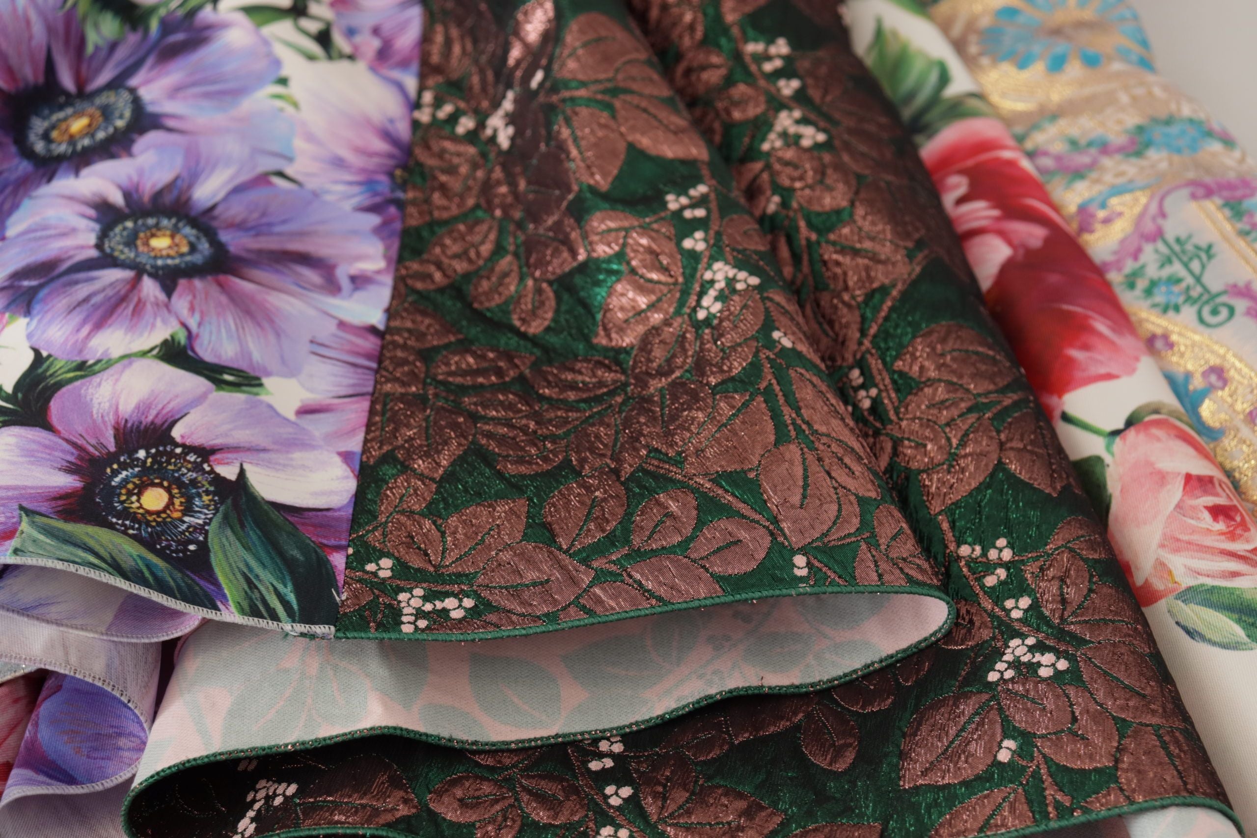 Robe midi Dolce & Gabbana en jacquard de soie à patchwork floral, style élégant et sophistiqué.