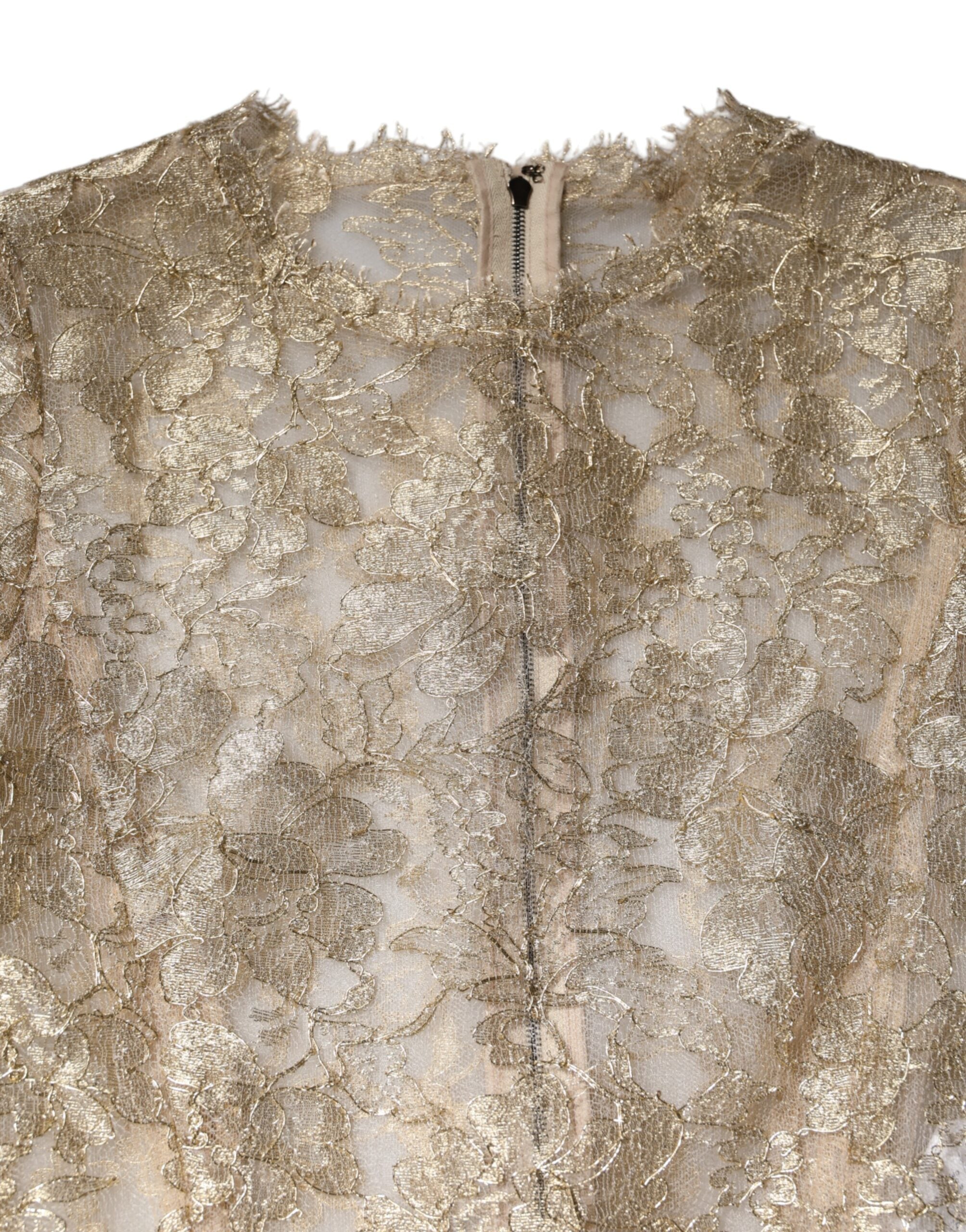 Robe longue Dolce & Gabbana en dentelle florale dorée avec manches longues, coupe évasée et élégante silhouette.