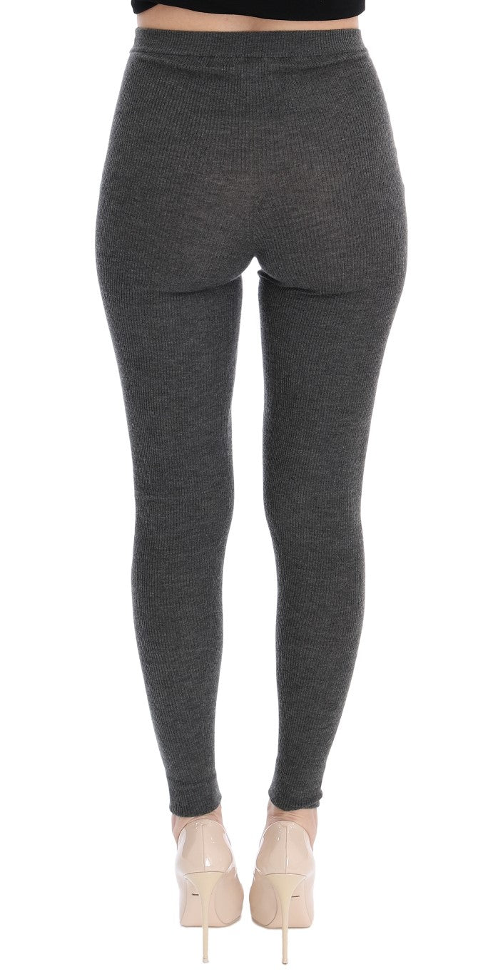 Collants en cachemire gris Dolce & Gabbana, matière extensible et douce, portés avec un look élégant et sophistiqué.