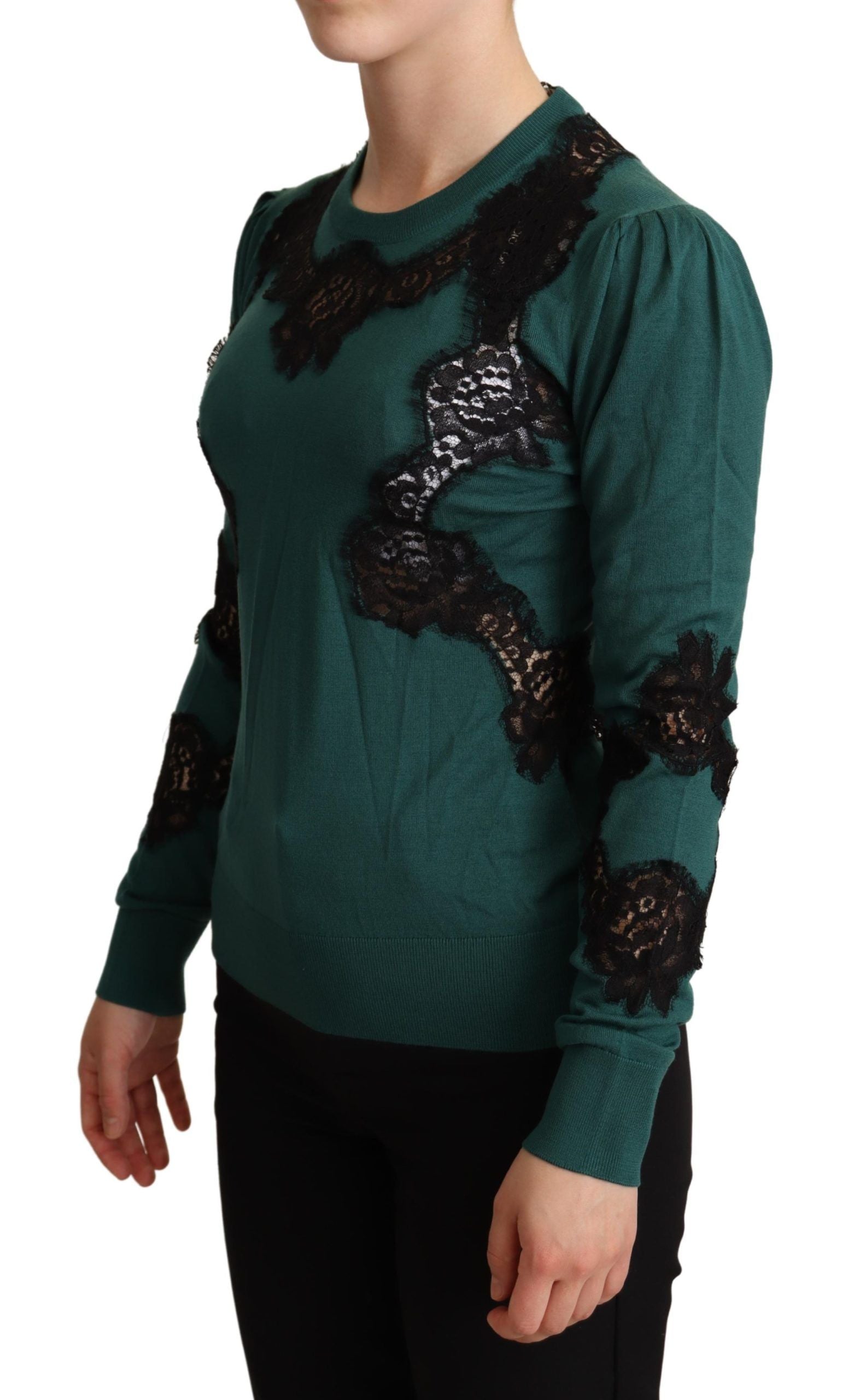 Pull en laine vert Dolce & Gabbana à col rond, avec texture douce et coupe classique, porté en situation décontractée.