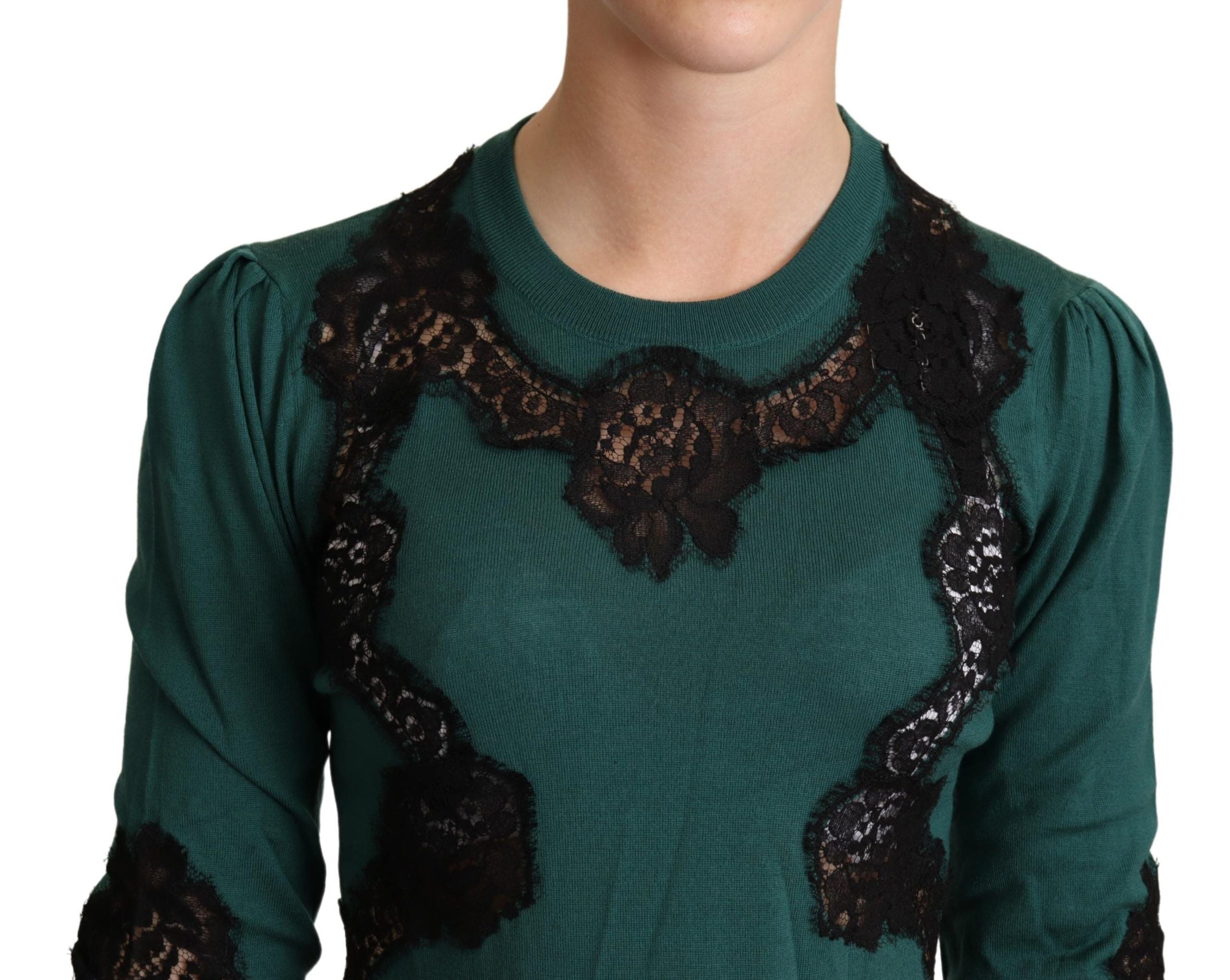Pull en laine vert Dolce & Gabbana, col rond, avec une texture douce et élégante, porté dans un style décontracté.