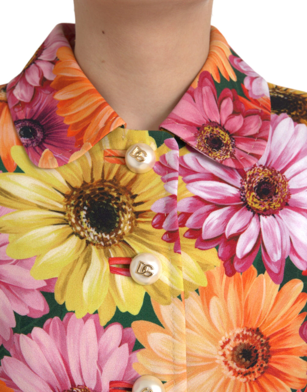 Veste florale Dolce & Gabbana à motifs multicolores de marguerites, style fantasy avec imprimé floral vibrant.