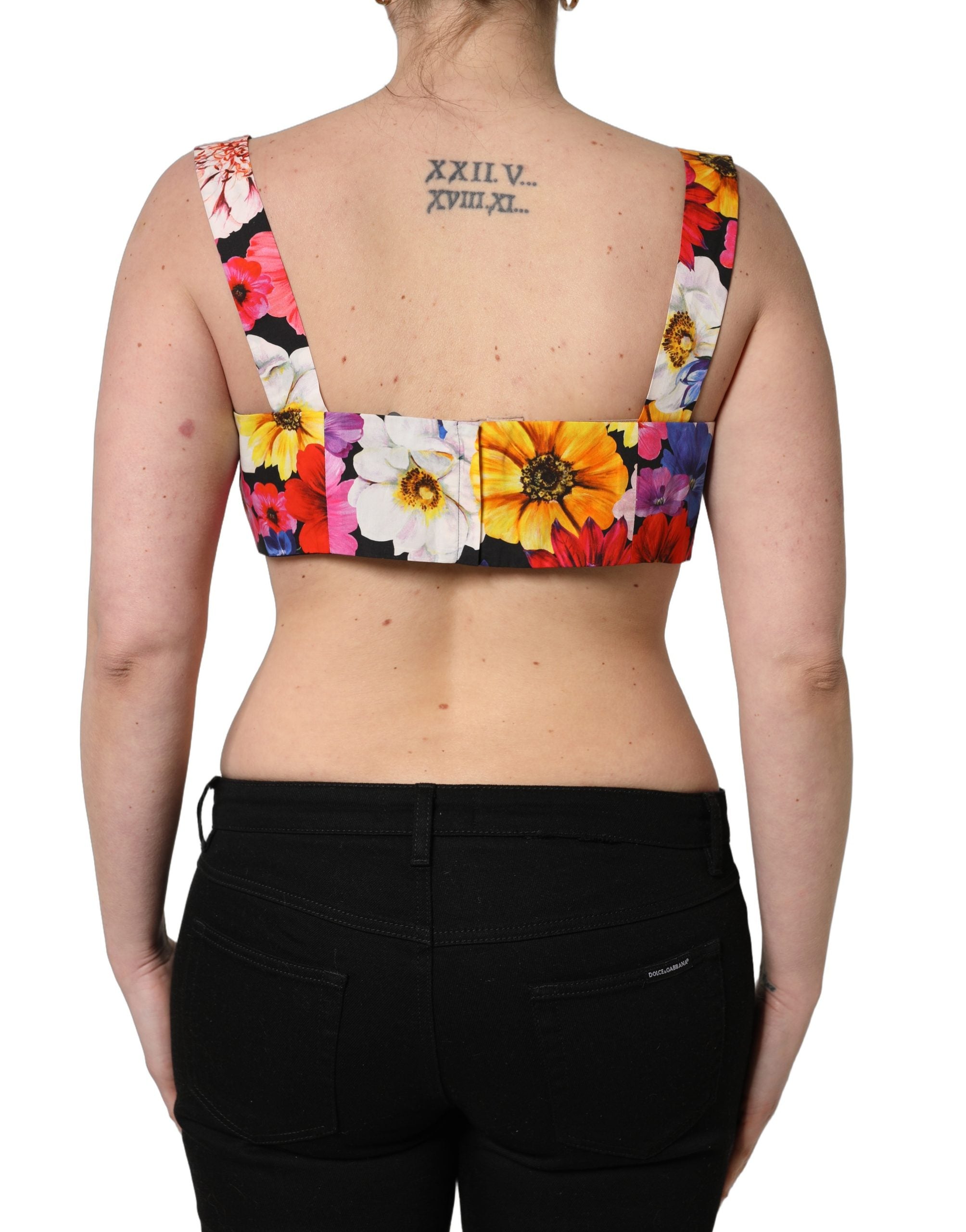 Top court Dolce & Gabbana à fleurs multicolores, bustier cropped, style élégant et tendance, en tissu léger et coloré.