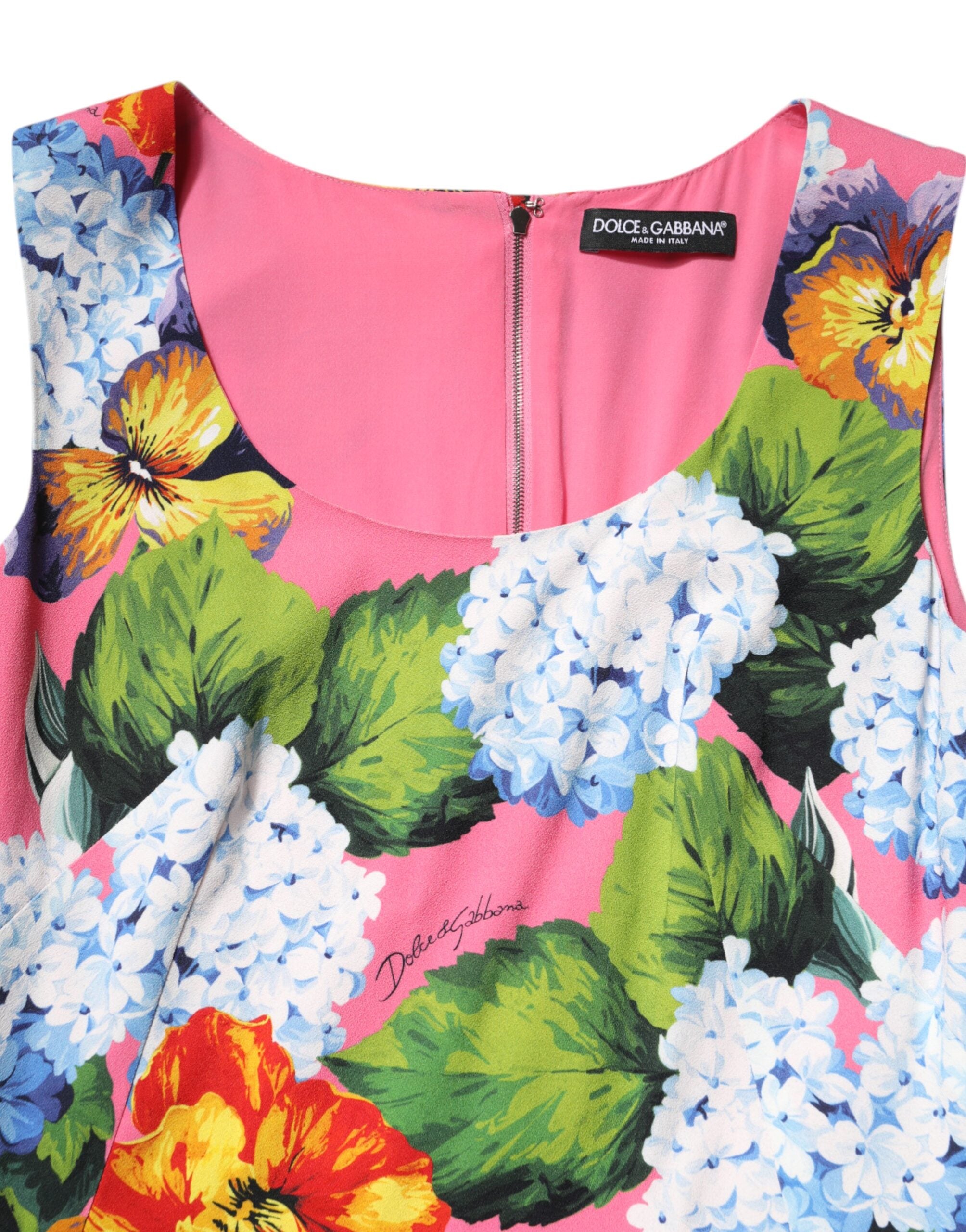 Robe sans manches Dolce & Gabbana à fleurs multicolores, coupe ajustée, en tissu léger, avec motif floral vibrant.