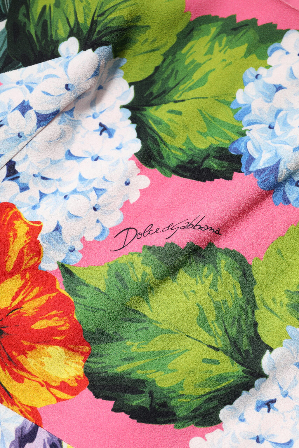 Robe sans manches Dolce & Gabbana à motifs floraux multicolores, coupe ajustée, visible devant avec détails colorés.