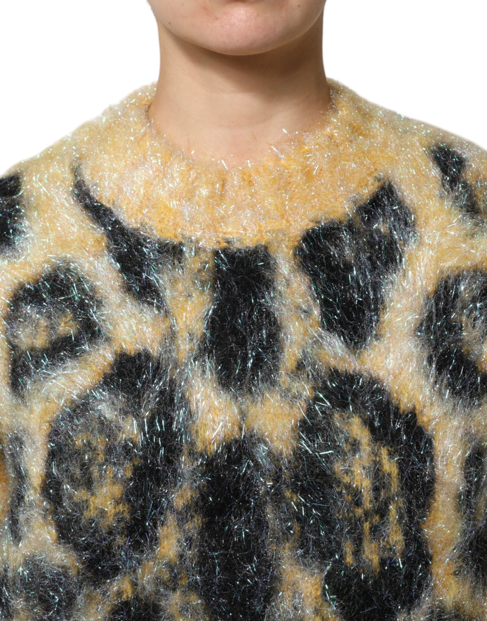 Pull multicolore à motif léopard en mohair de Dolce & Gabbana, col ras du cou, tissé avec des couleurs vives et un design élégant.