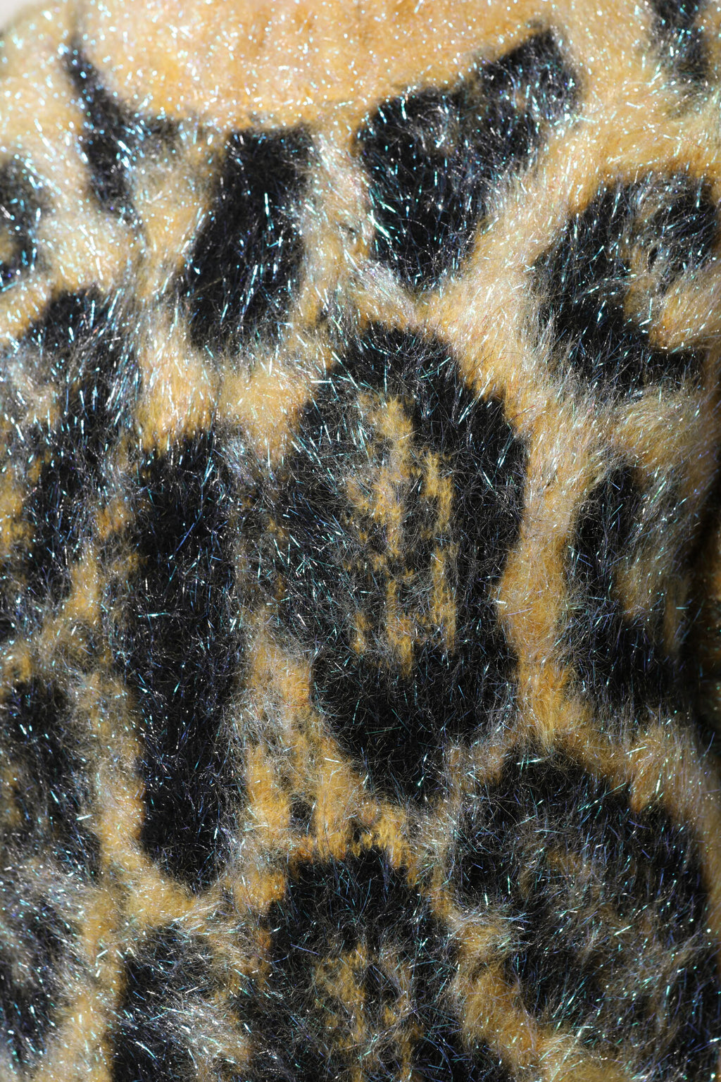 Pull Dolce & Gabbana en mohair à col rond multicolore avec motif léopard, style chaud et élégant, visible en image.