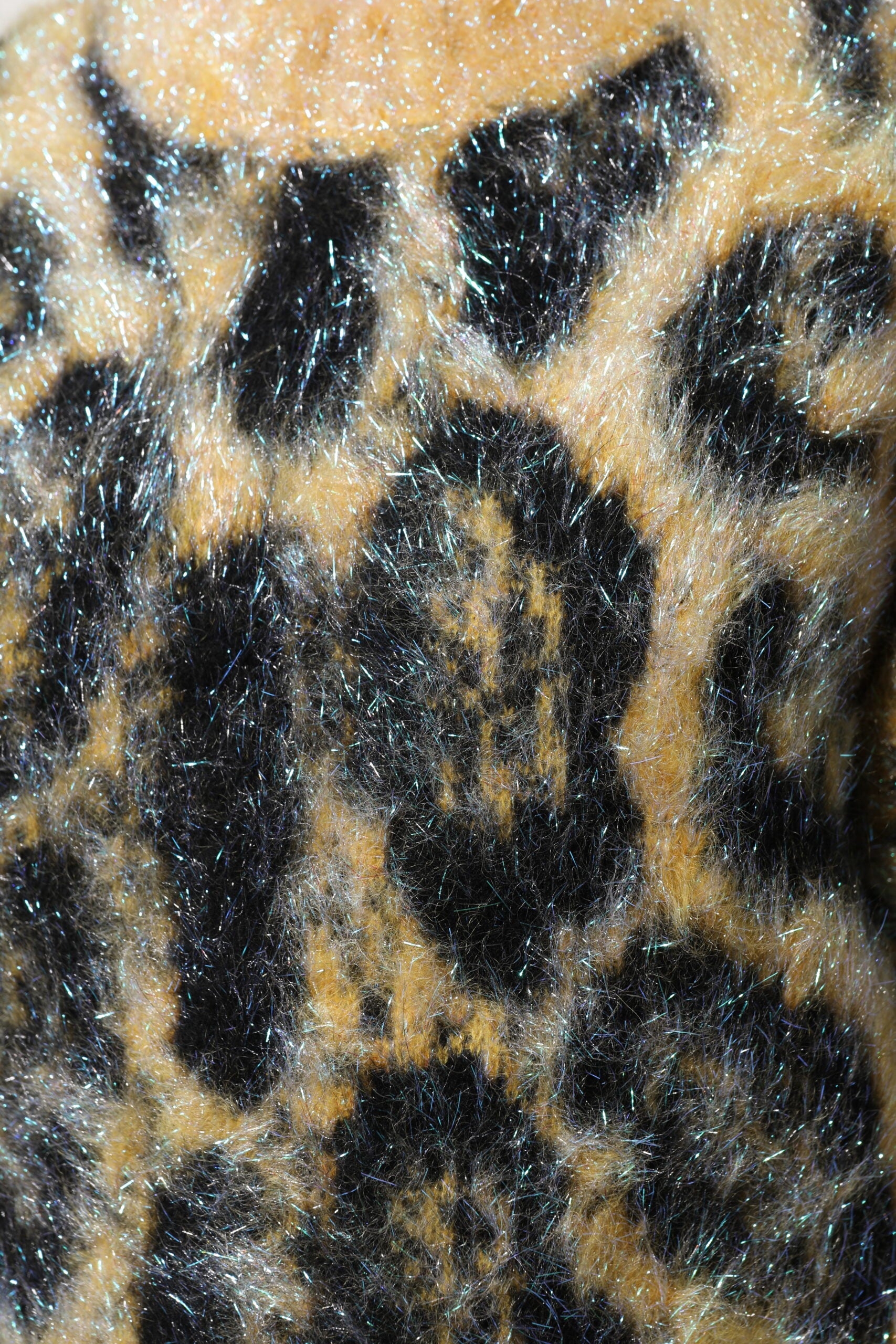 Pull Dolce & Gabbana en mohair à col rond multicolore avec motif léopard, style chaud et élégant, visible en image.