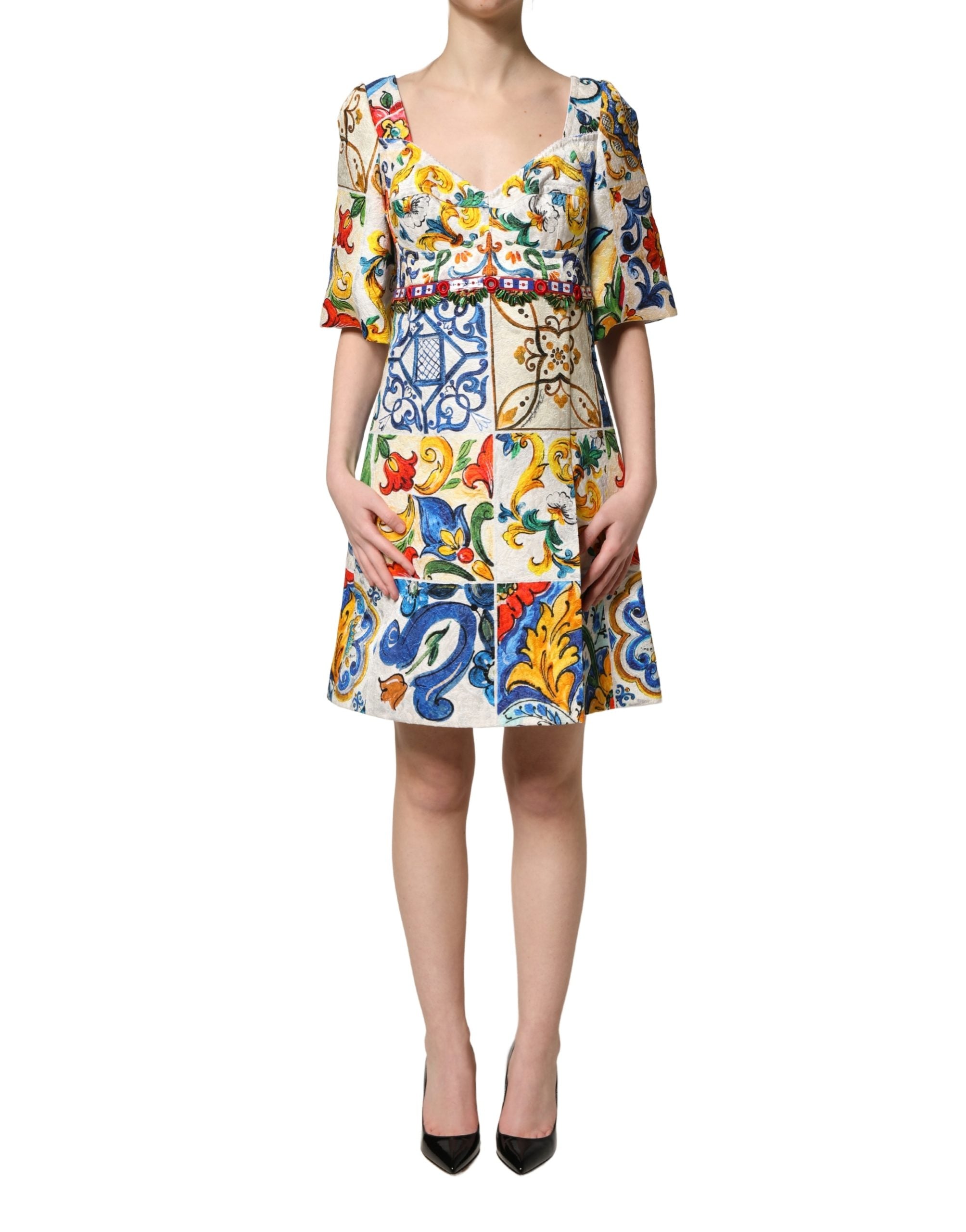 Robe courte en coton Dolce & Gabbana à motif multicolore de majolique, design élégant et coloré.