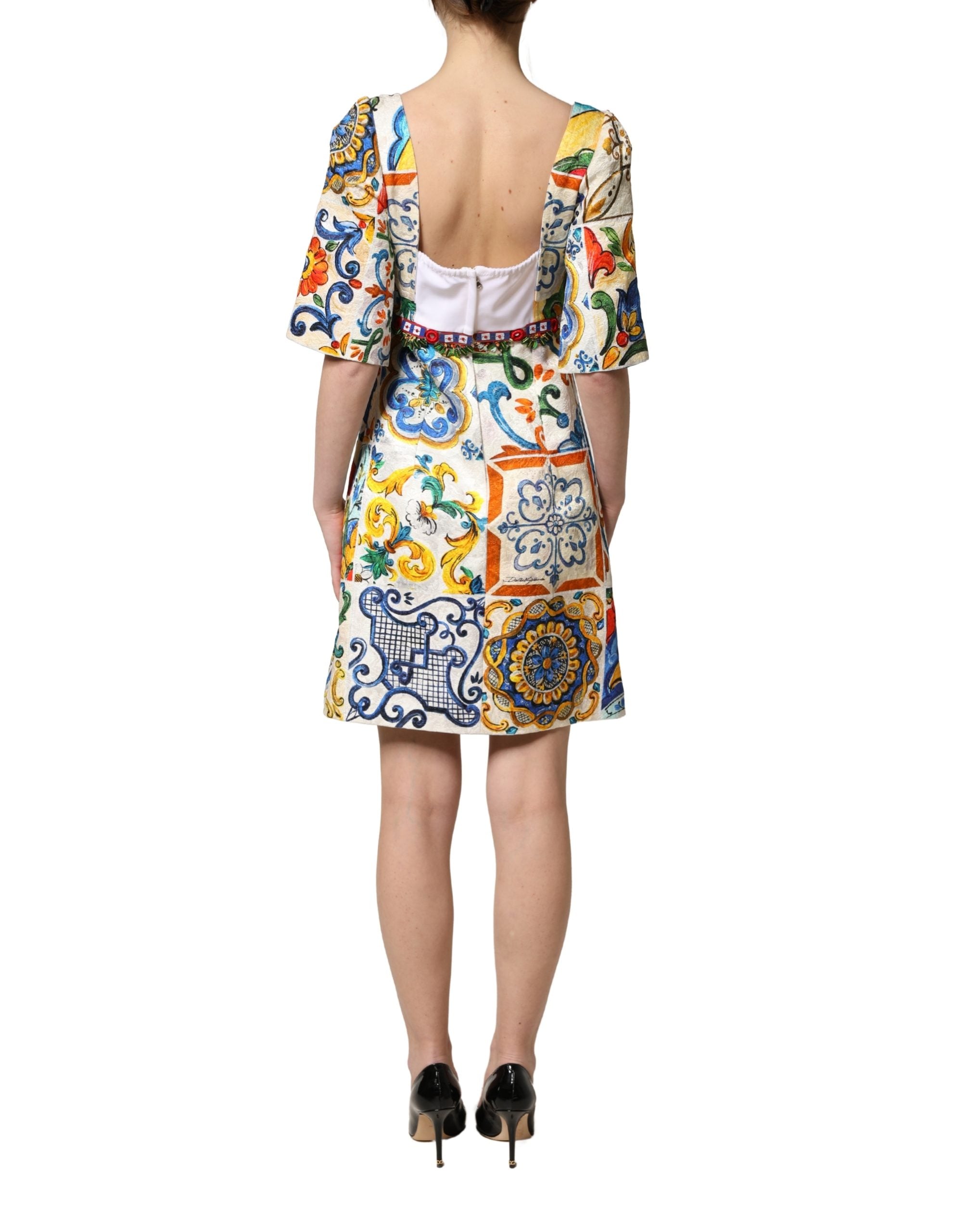 Robe courte en coton Dolce & Gabbana à imprimé multicolore Majolica, style élégant et coloré, vue de face.