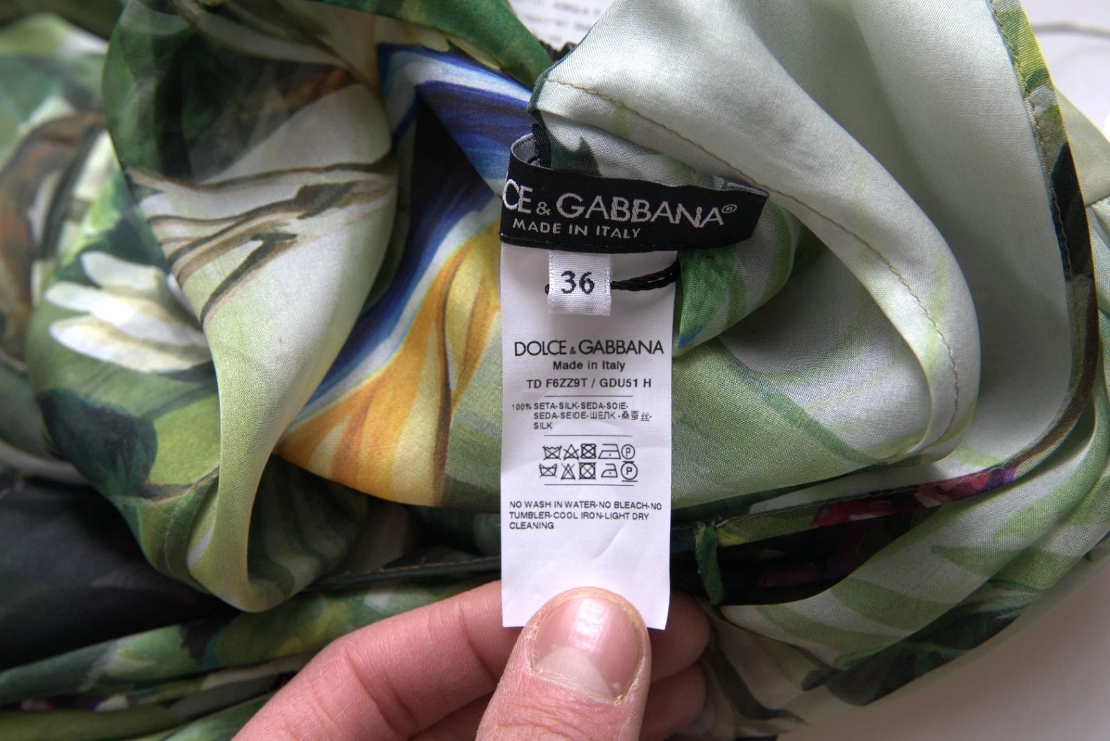 Robe longue pour femme Dolce & Gabbana en soie multicolore avec imprimé jungle, élégante et fluide.