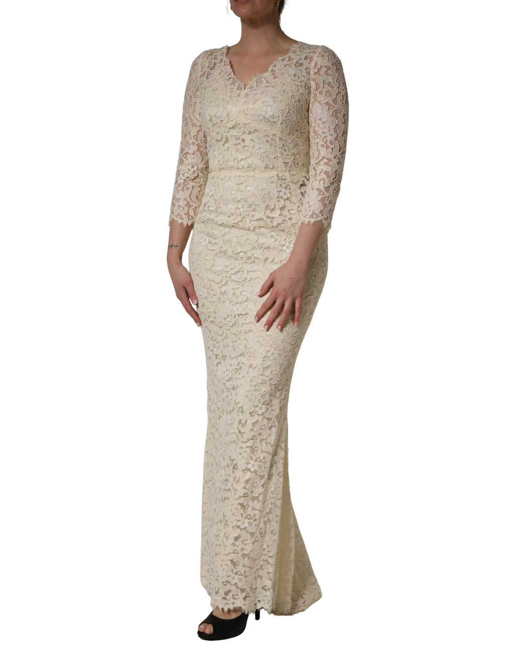 Robe longue blanche à fleurs en dentelle Dolce & Gabbana, robe droite élégante avec détails floraux raffinés.