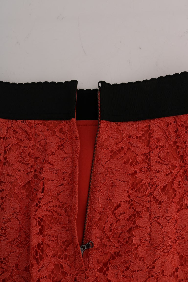 Jupe crayon en macramé en dentelle orange Dolce & Gabbana, ajustée et élégante, visible en détail dans l’image.