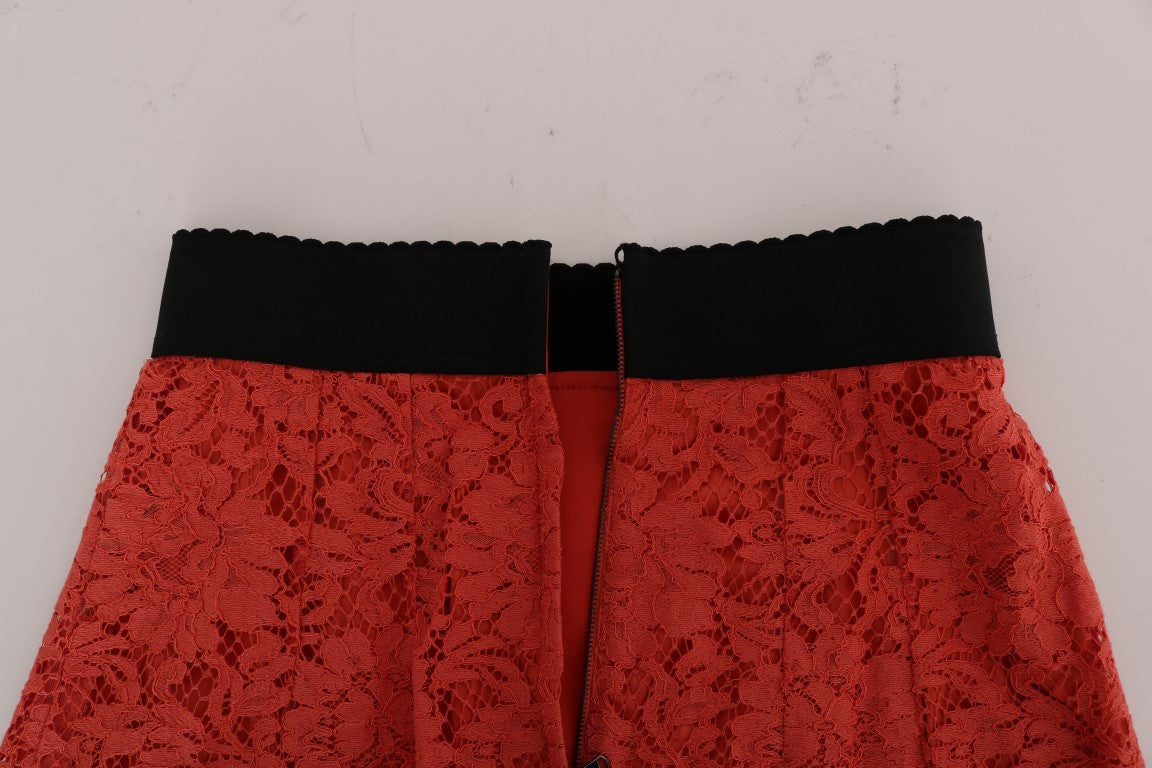 Jupe crayon en dentelle macramé orange de Dolce & Gabbana, détails élégants et tissu finement travaillé.