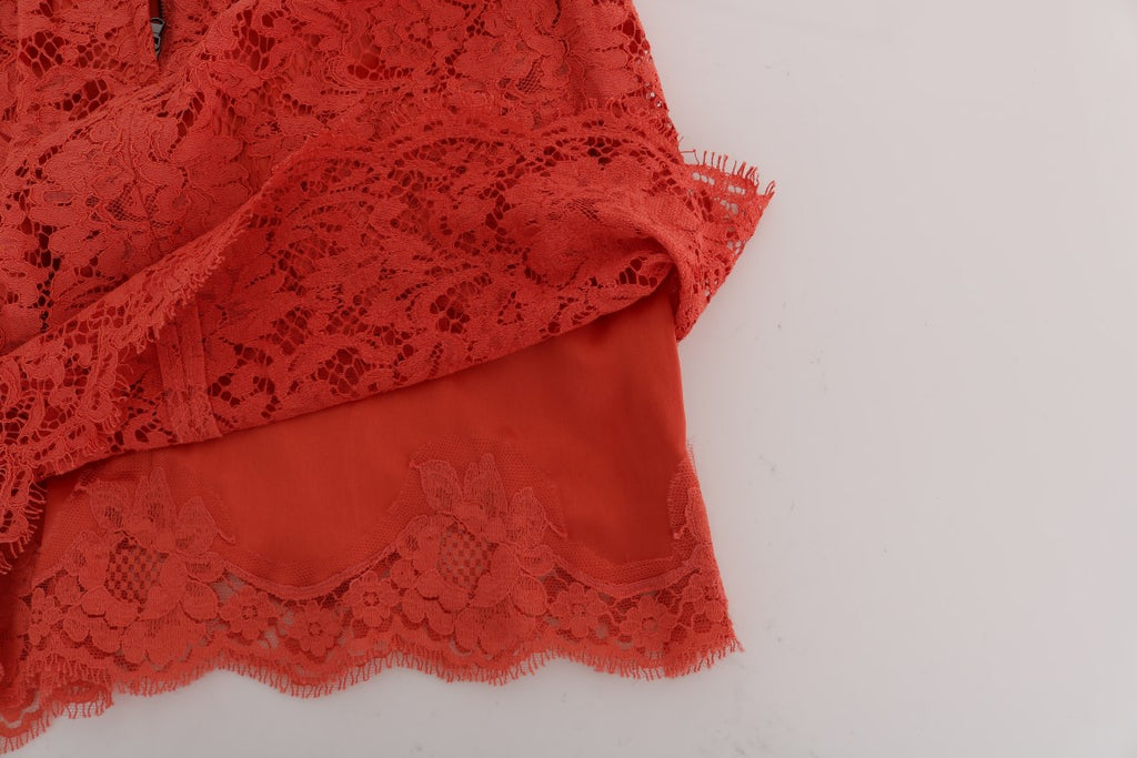 Jupe crayon en dentelle macramé orange de Dolce & Gabbana, détail de la texture en tissu délicat.