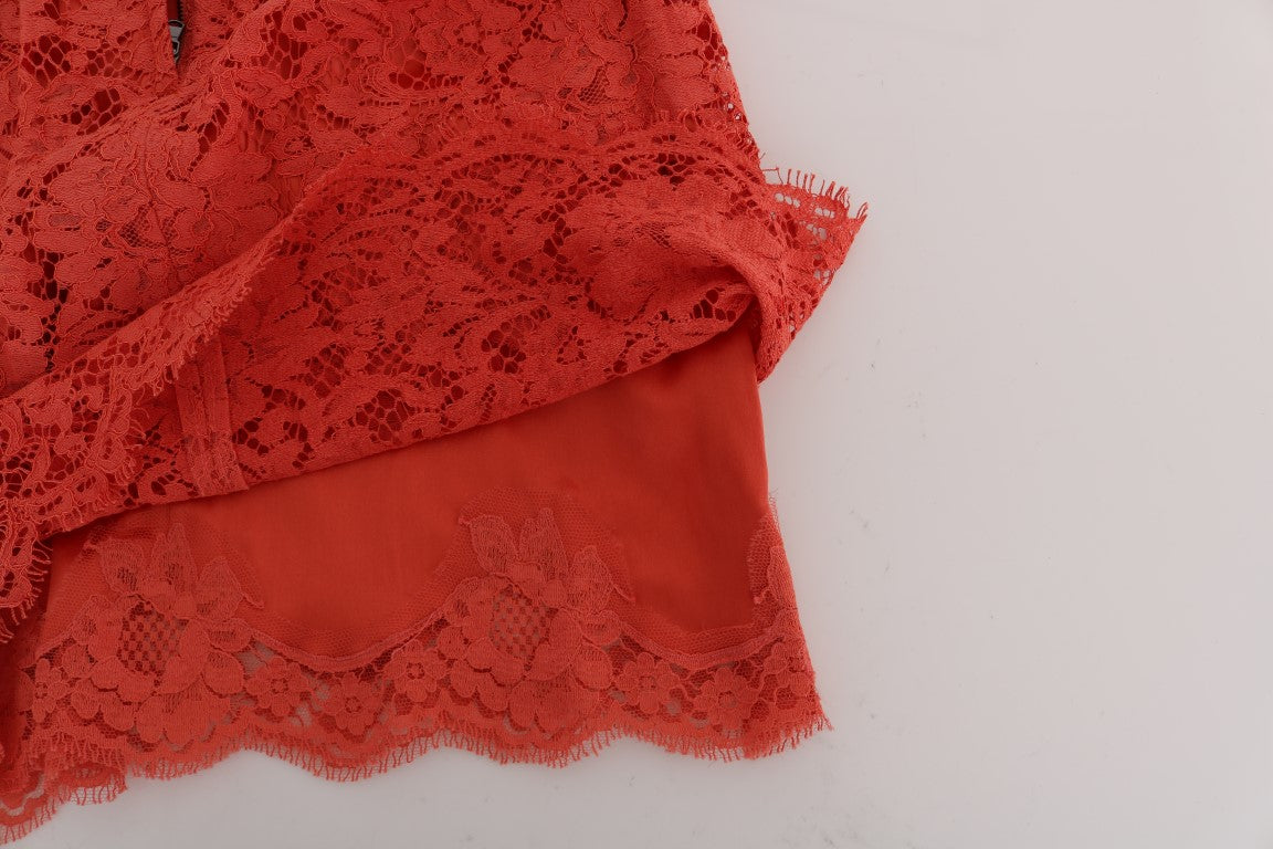 Jupe crayon en dentelle macramé orange de Dolce & Gabbana, détail de la texture en tissu délicat.