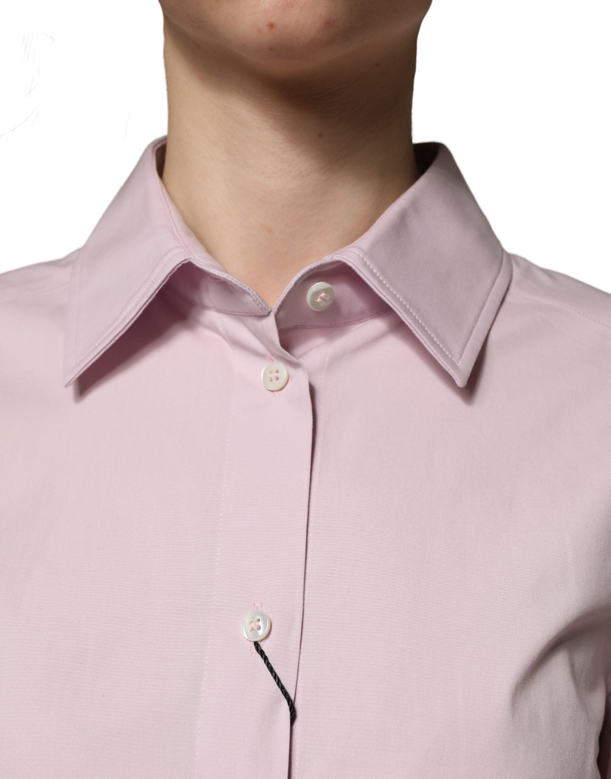 Chemise longue en coton rose Dolce & Gabbana avec col, manches longues et coupe élégante, vue de face.