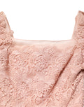 Robe de soirée Dolce & Gabbana en dentelle rose à manches longues, élégante et sophistiquée, portée par un mannequin.