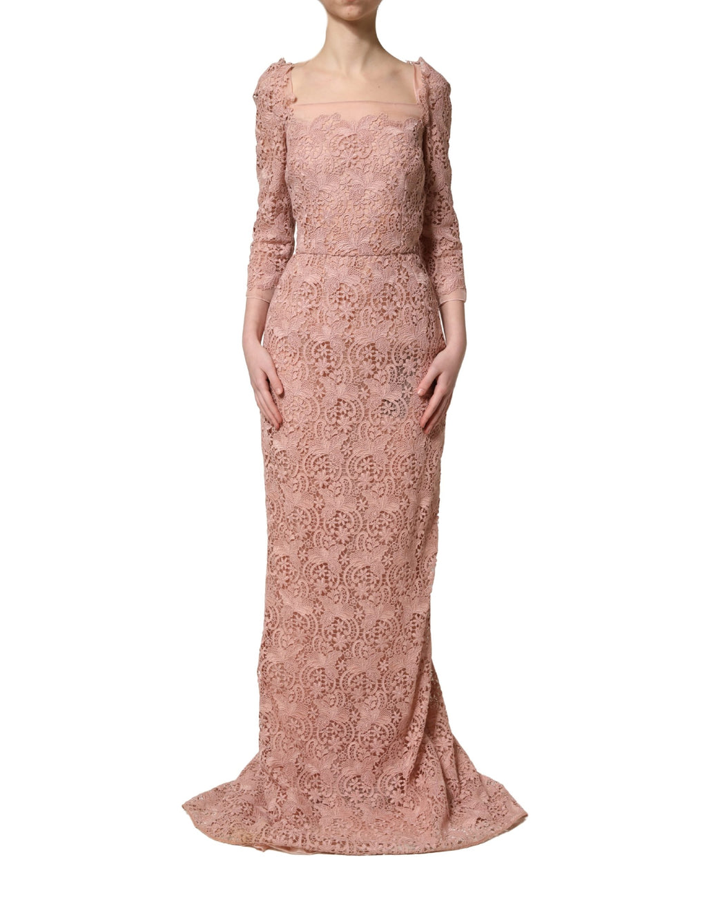 Robe longue de soirée Dolce & Gabbana en dentelle rose à manches longues, élégante et sophistiquée.