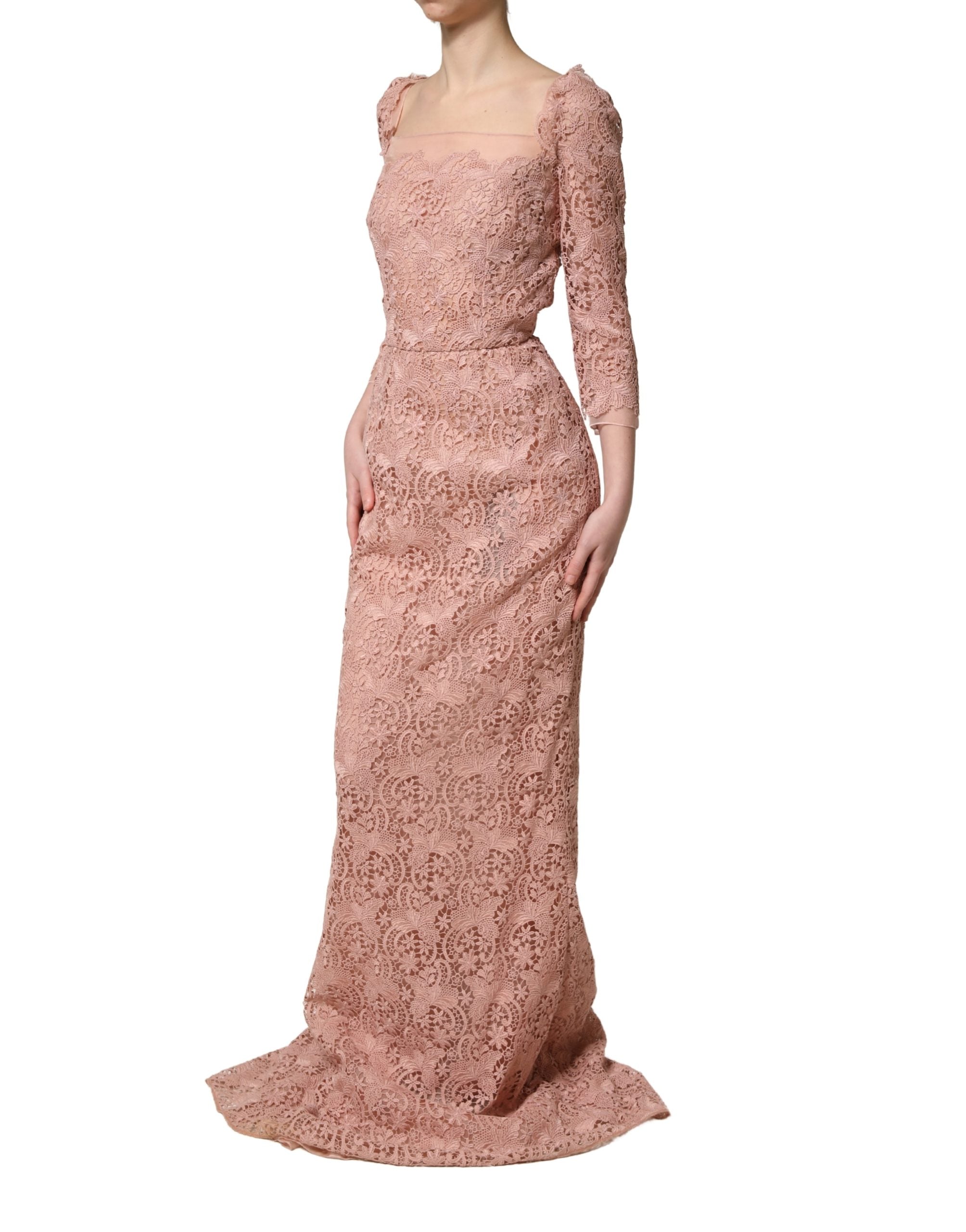 Robe de soirée longue en dentelle rose Dolce & Gabbana avec manches longues et détails délicats, élégance féminine.