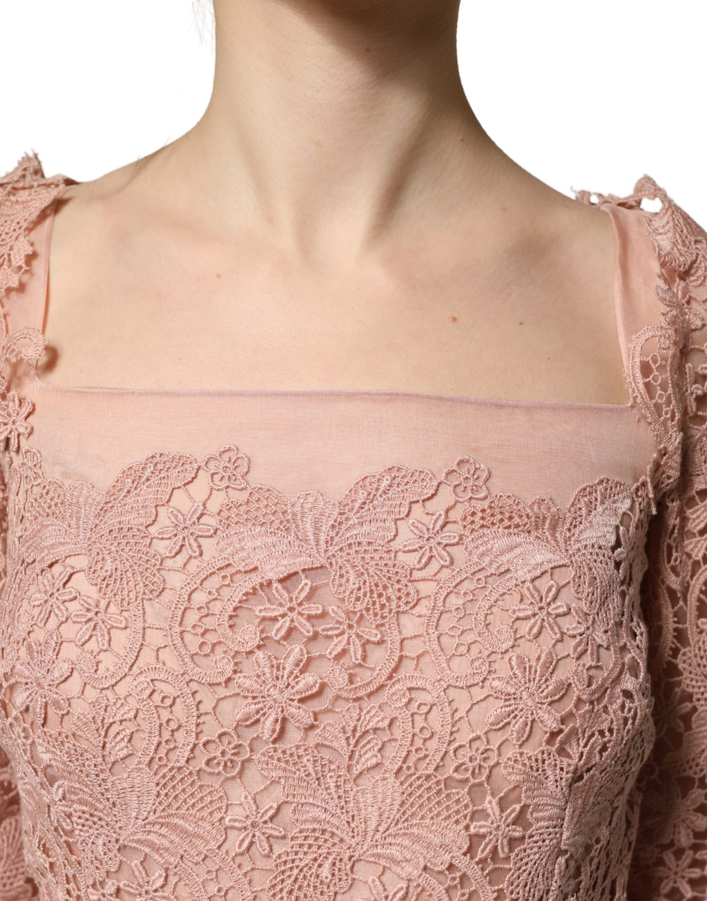 Robe de soirée longue Dolce & Gabbana en dentelle rose à manches longues, élégante et sophistiquée.