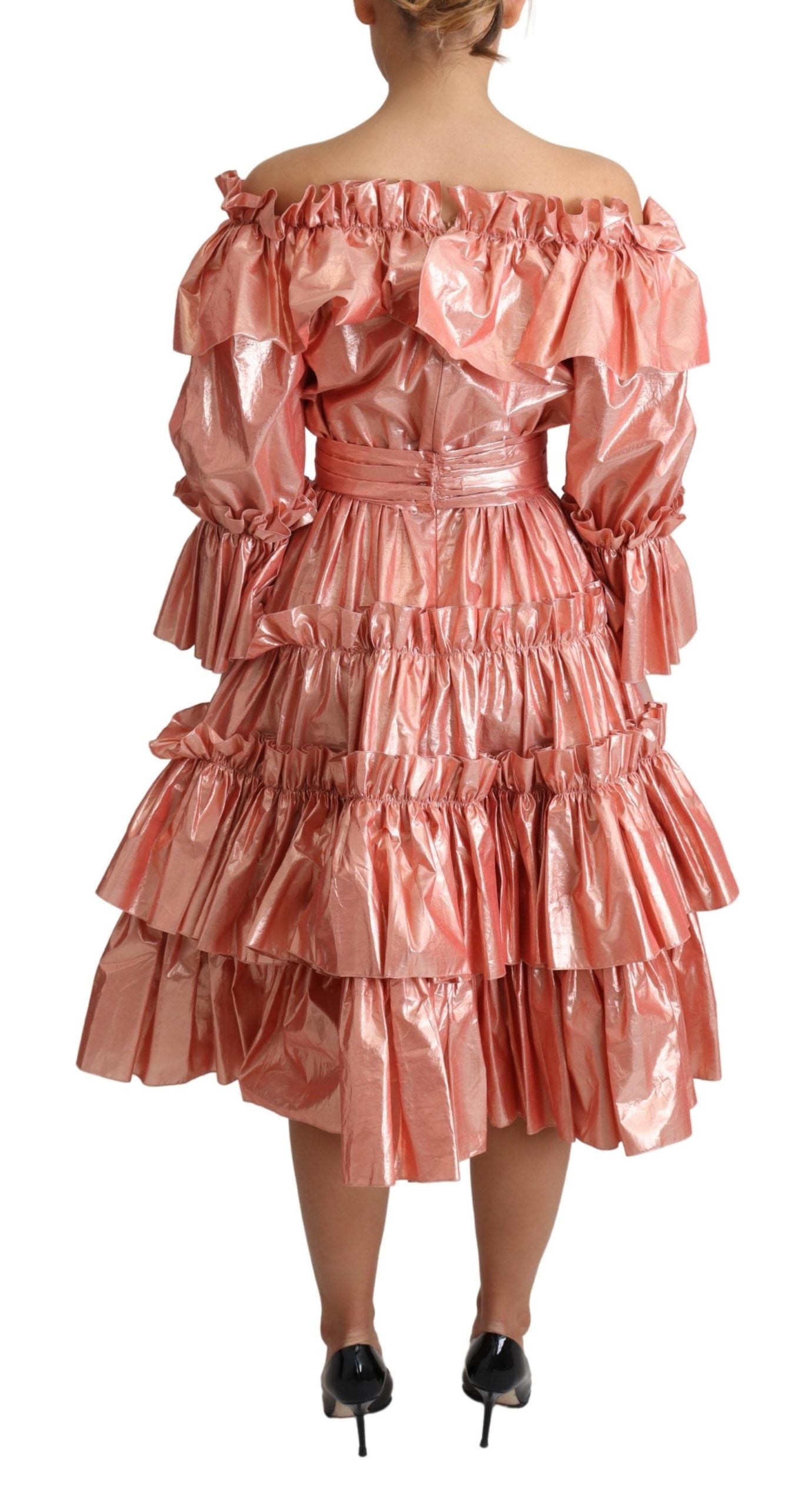 Robe rose en soie et coton de Dolce & Gabbana avec volants, robe élégante à manches longues et détails froissés.