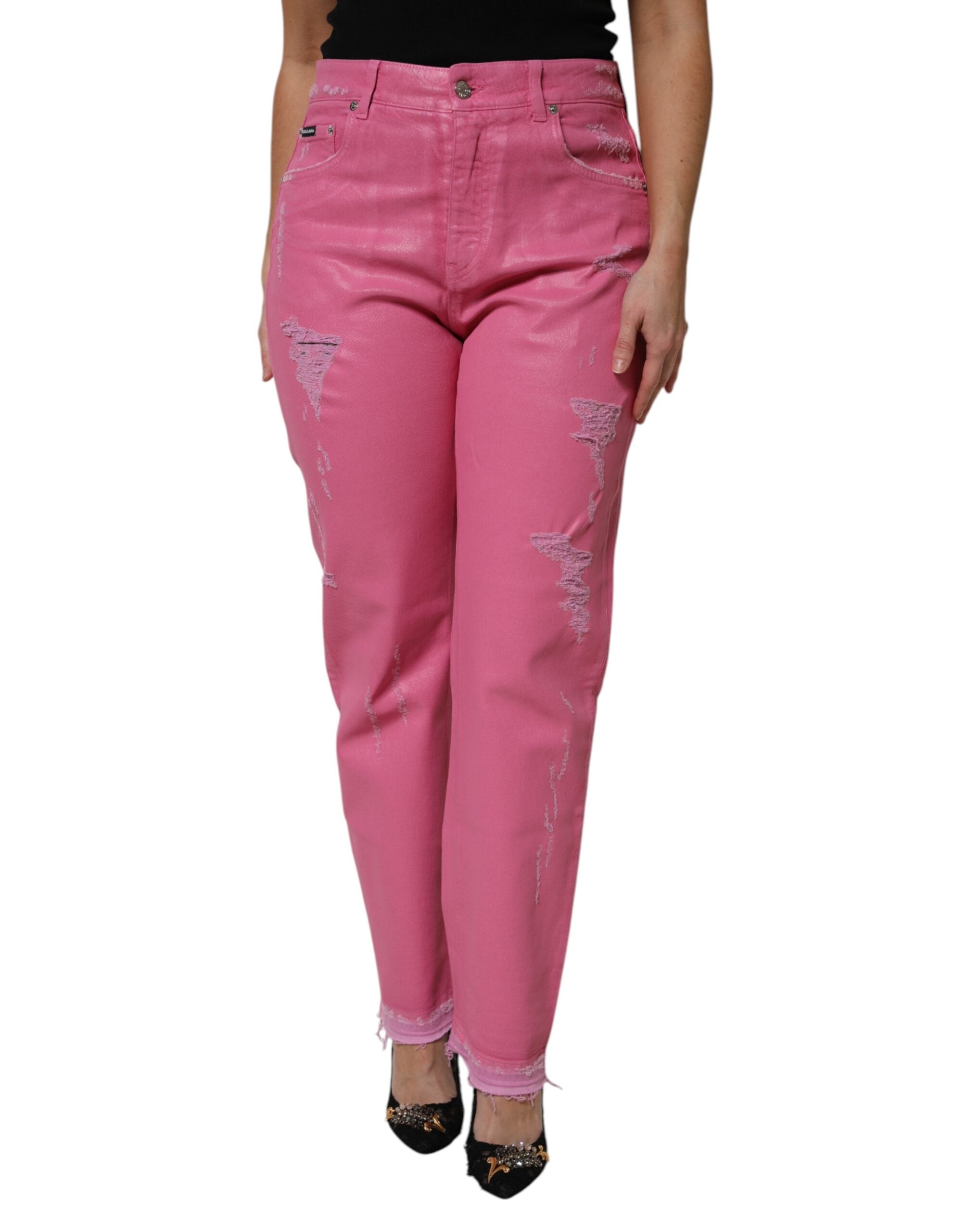Jeans en denim rose Dolce & Gabbana, taille moyenne, déchirés et ajustés tapered, visibles en gros plan.