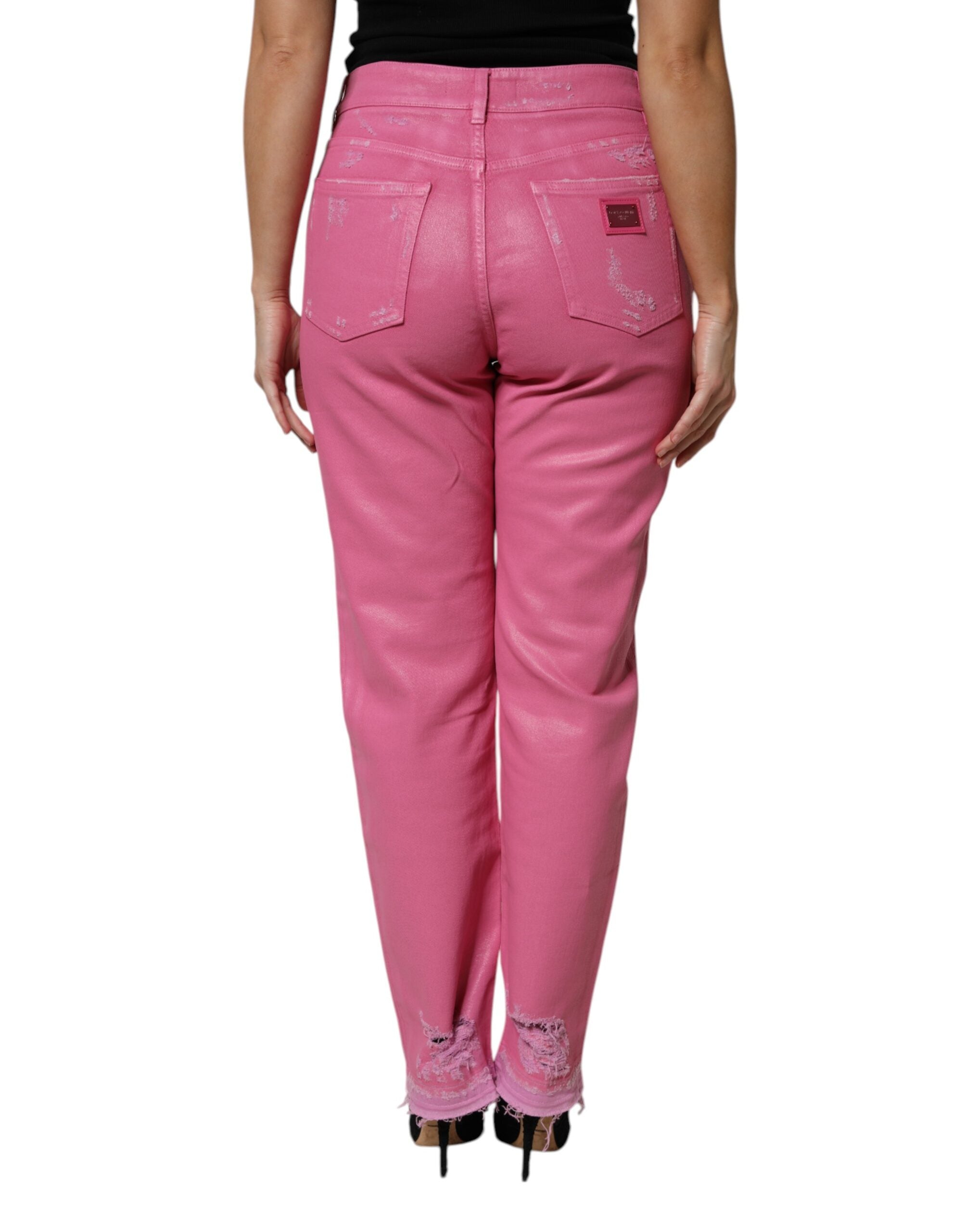 Jeans en denim rose Dolce & Gabbana, taille moyenne, déchirés, coupe tapered, mode tendance et décontractée.