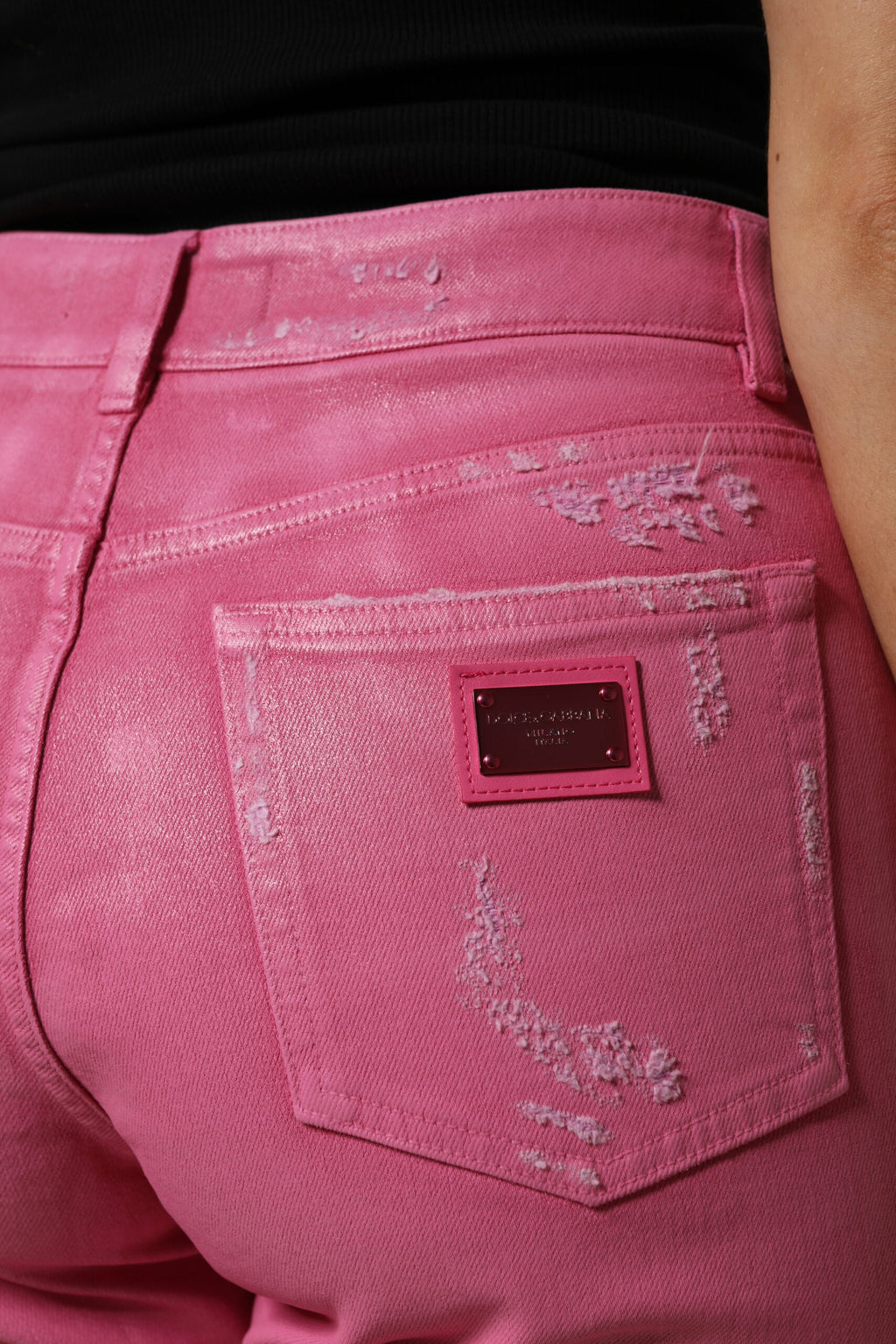 Jeans en denim rose Dolce & Gabbana, taille moyenne, déchirés, coupe tapered, mode tendance, détails visibles sur le tissu.
