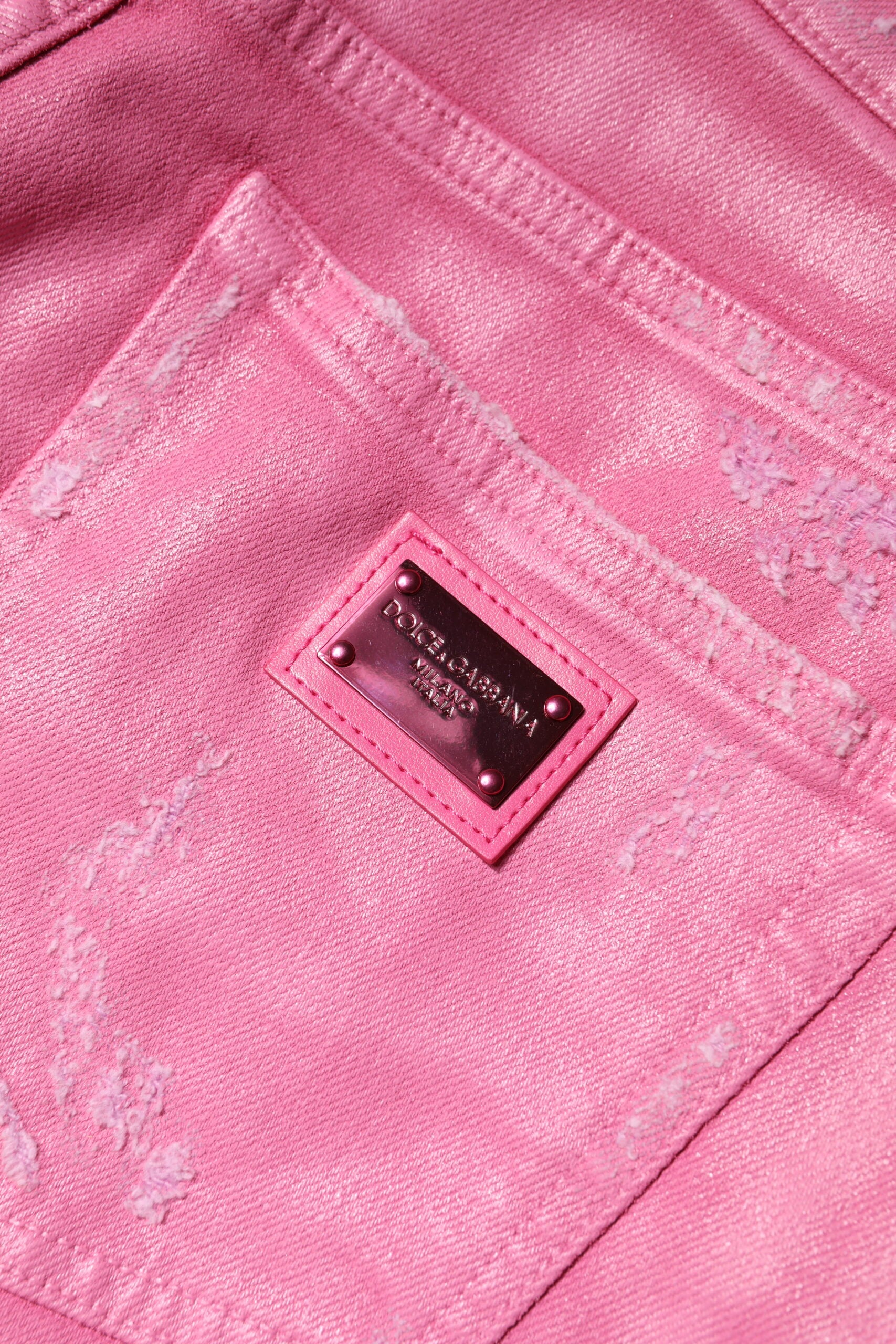 Jeans en denim rose Dolce & Gabbana à taille mi-tas, déchirés et fuselés, avec un style décontracté et tendance.