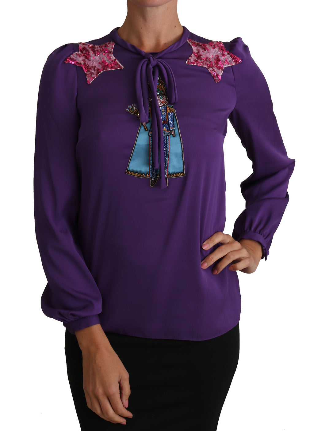 Blouse pour femme Dolce & Gabbana violette avec embellissements princesse et conte de fées, lors d'une séance photo.