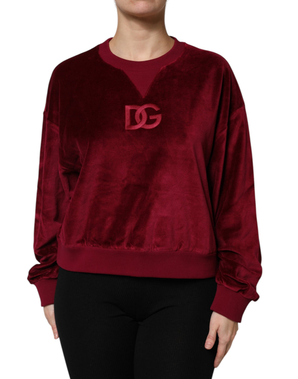 Pull en velours de coton rouge Dolce & Gabbana avec col rond, porté sur un mannequin.