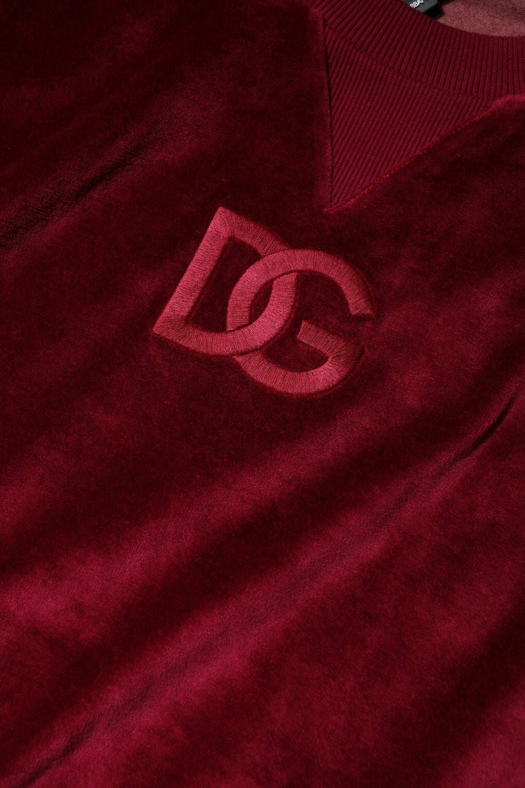 Pull en velours de coton rouge Dolce & Gabbana à col rond, douceur et élégance pour un style sophistiqué.