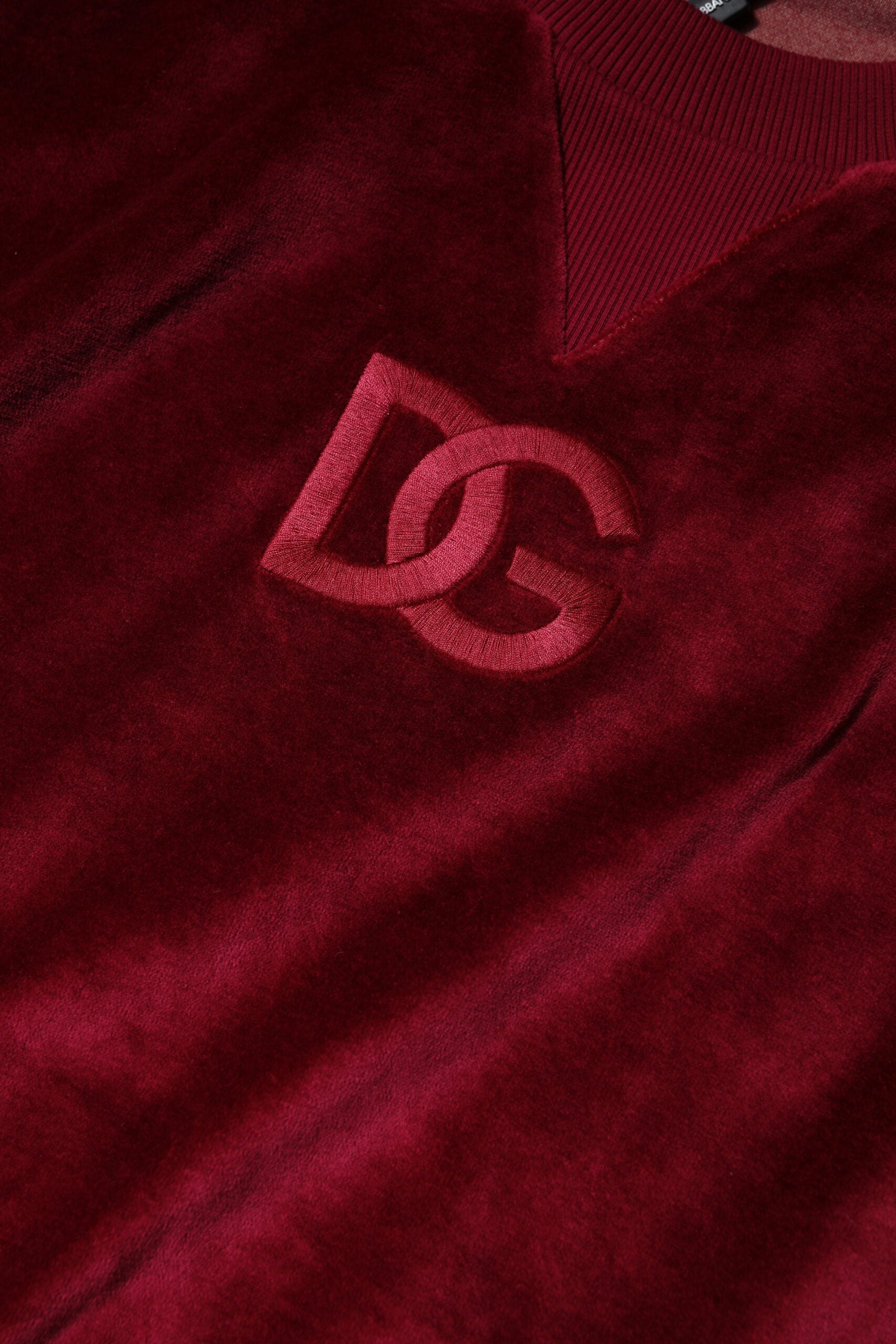 Pull en velours de coton rouge Dolce & Gabbana à col rond, douceur et élégance pour un style sophistiqué.
