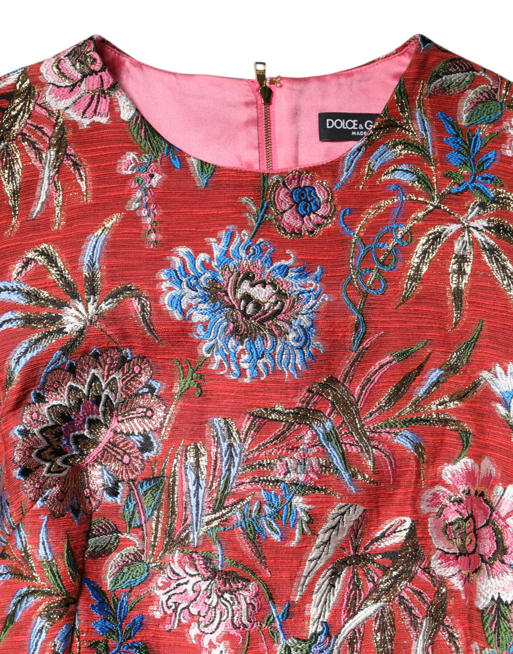 Robe courte à ligne A Dolce & Gabbana en jacquard floral rouge, style élégant et sophistiqué.
