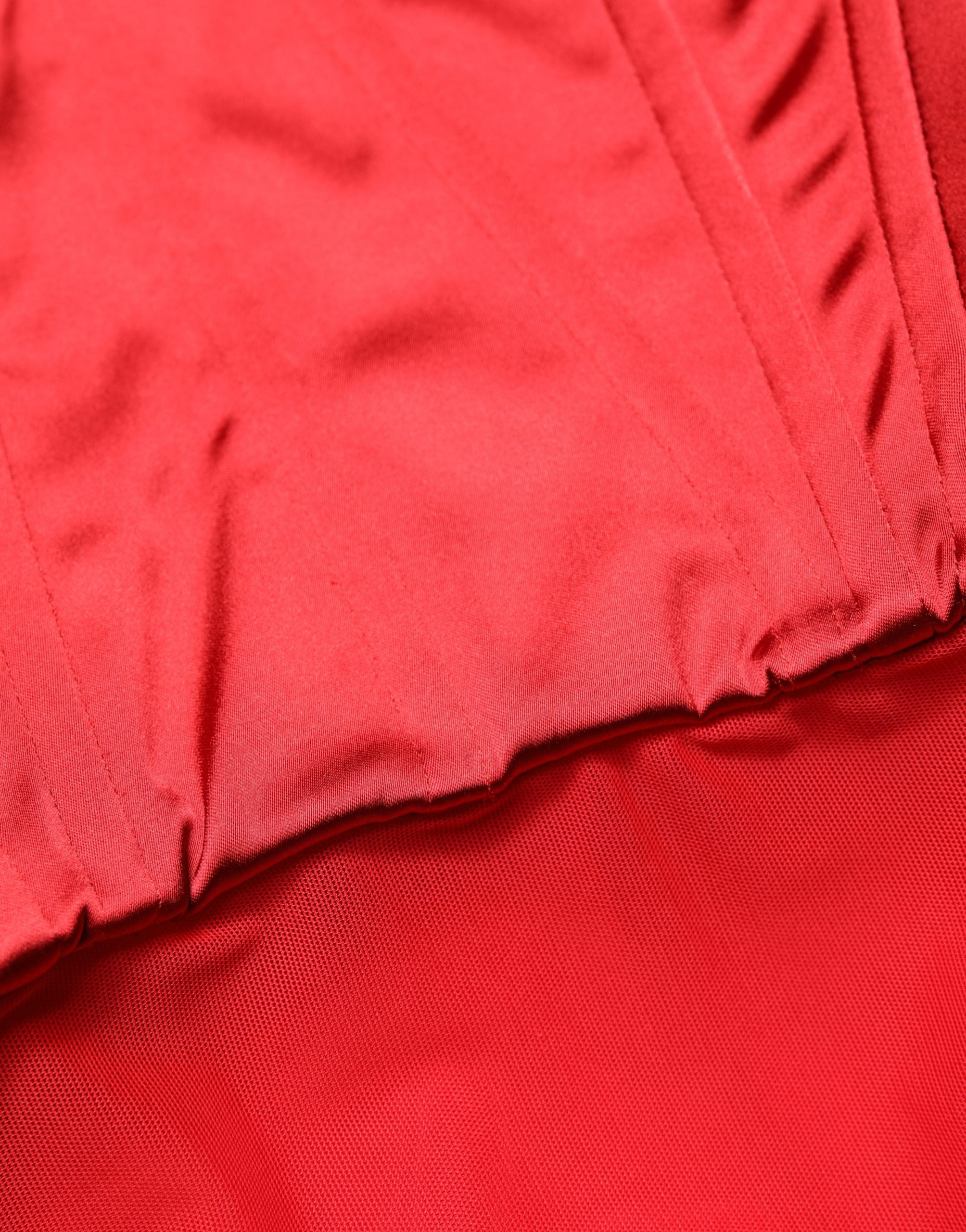 Robe en corset rouge sans manches de la marque Dolce & Gabbana, robe ajustée à col halter, style élégant et sophistiqué.