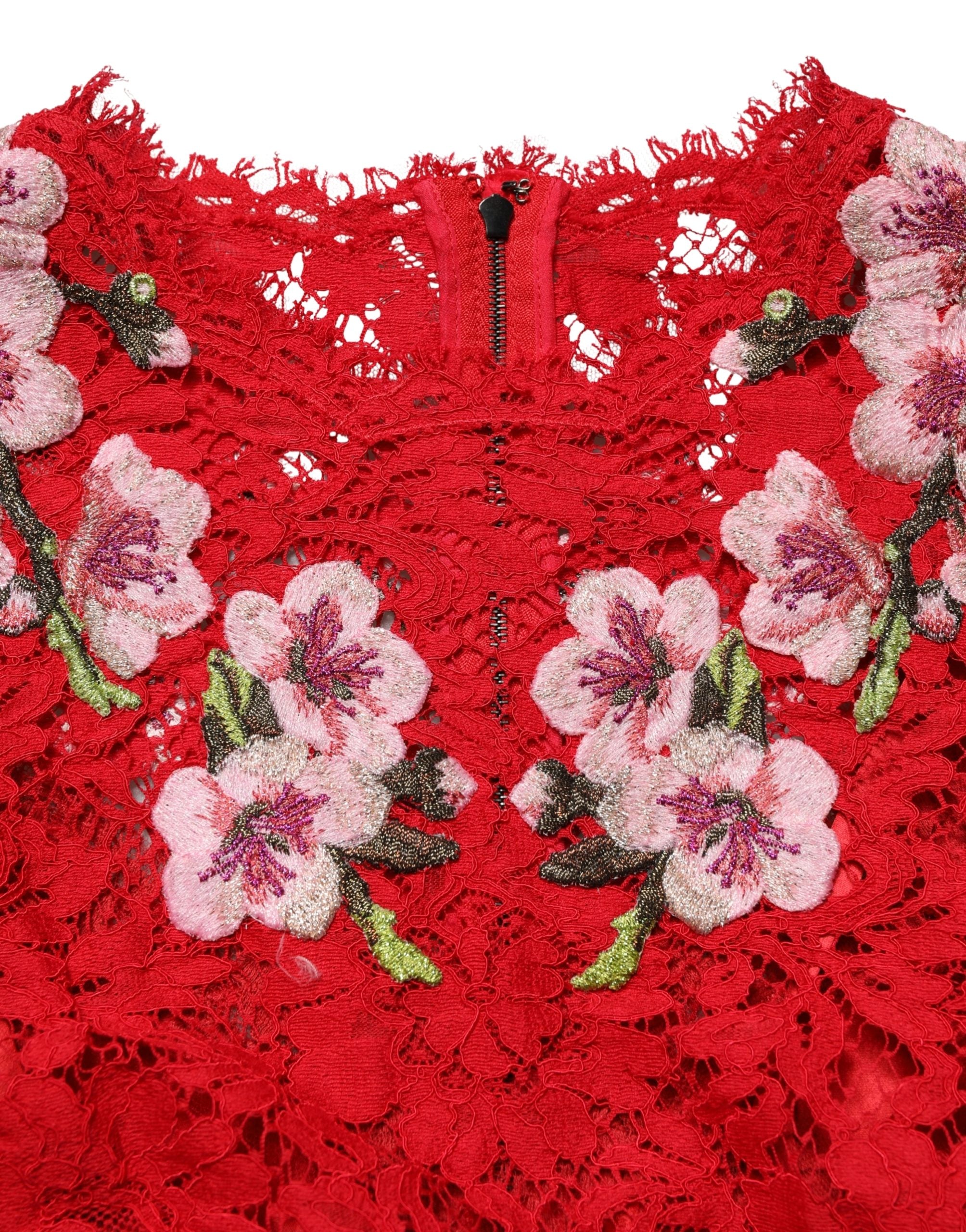 Top en dentelle rouge Dolce & Gabbana avec broderie florale et manches longues, élégant et féminin.