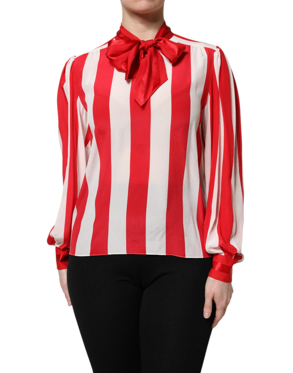 Chemisier Dolce & Gabbana à col ascot à rayures rouges et blanches, blouse élégante avec détails sophistiqués.
