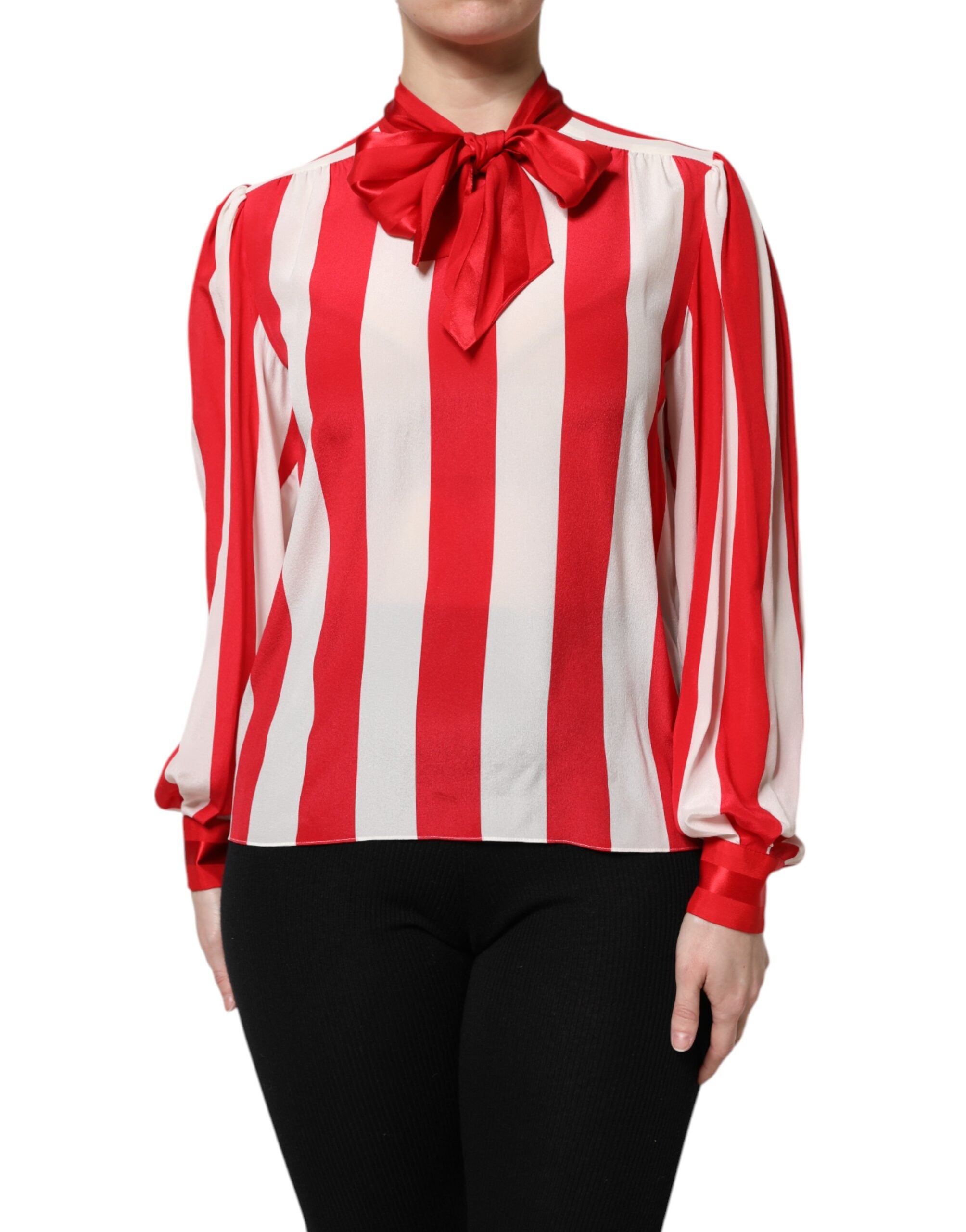 Chemisier Dolce & Gabbana à col ascot à rayures rouges et blanches, blouse élégante avec détails sophistiqués.