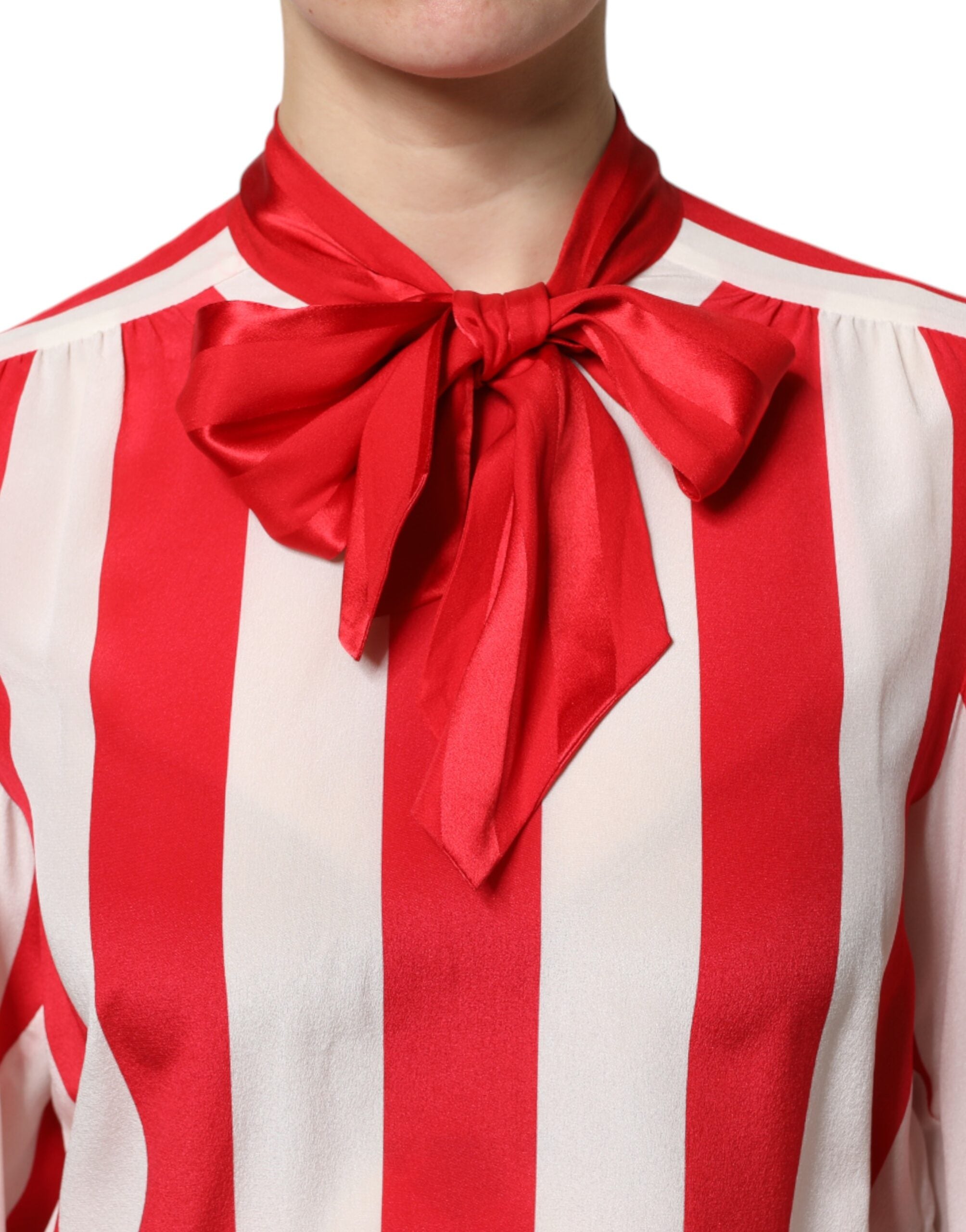 Blouse Dolce & Gabbana à rayures rouges et blanches avec col ascot, vue de face, tissu léger et élégant.