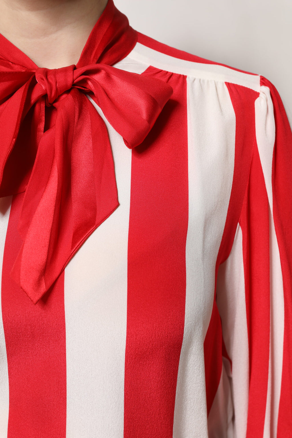 Chemise Dolce & Gabbana à col Ascot à rayures rouges et blanches, haut élégant en tissu léger.
