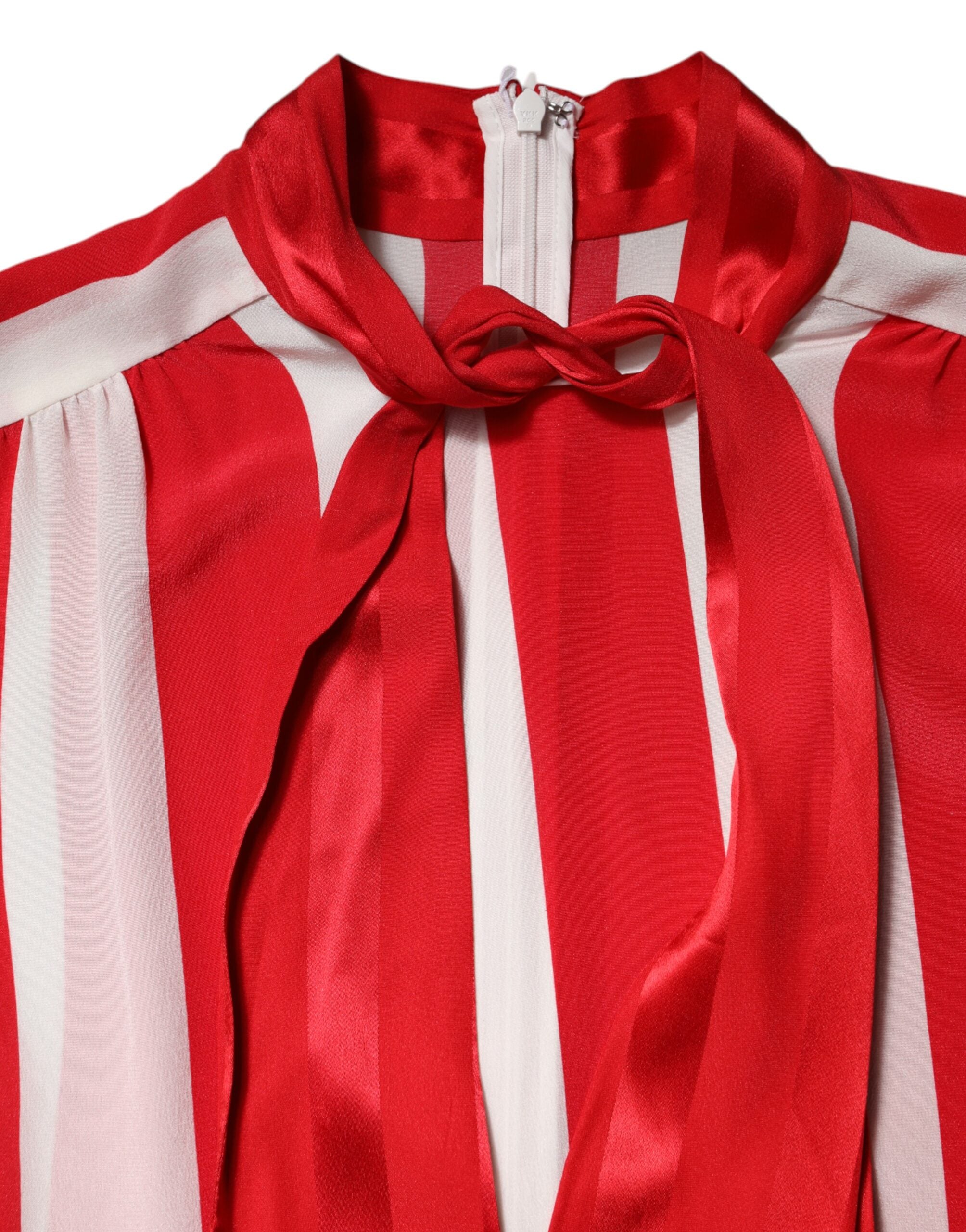Blouse Dolce & Gabbana à rayures rouges et blanches avec col ascot, détail élégant et tissu léger visible sur l'image.