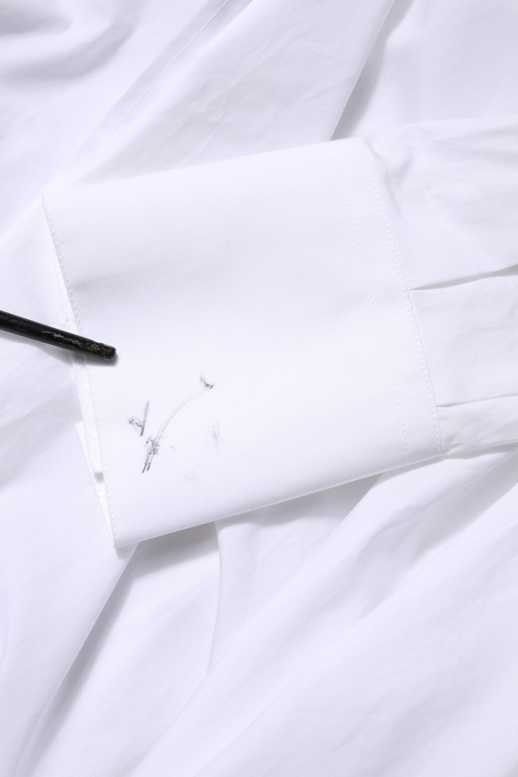 Chemise blanche en coton à col avec manches longues de Dolce & Gabbana, vue détaillée du haut élégant.