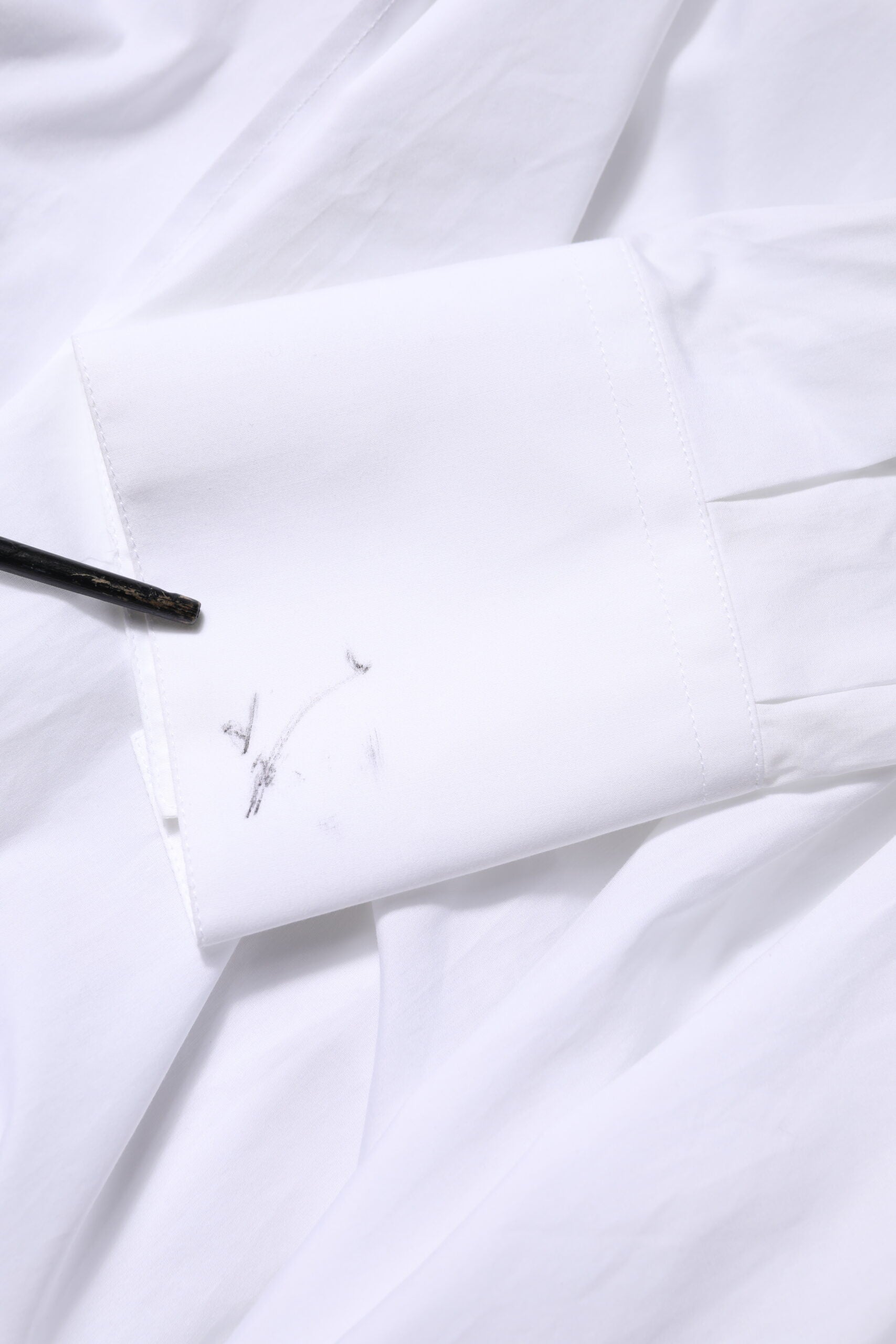 Chemise blanche en coton à col avec manches longues de Dolce & Gabbana, vue détaillée du haut élégant.