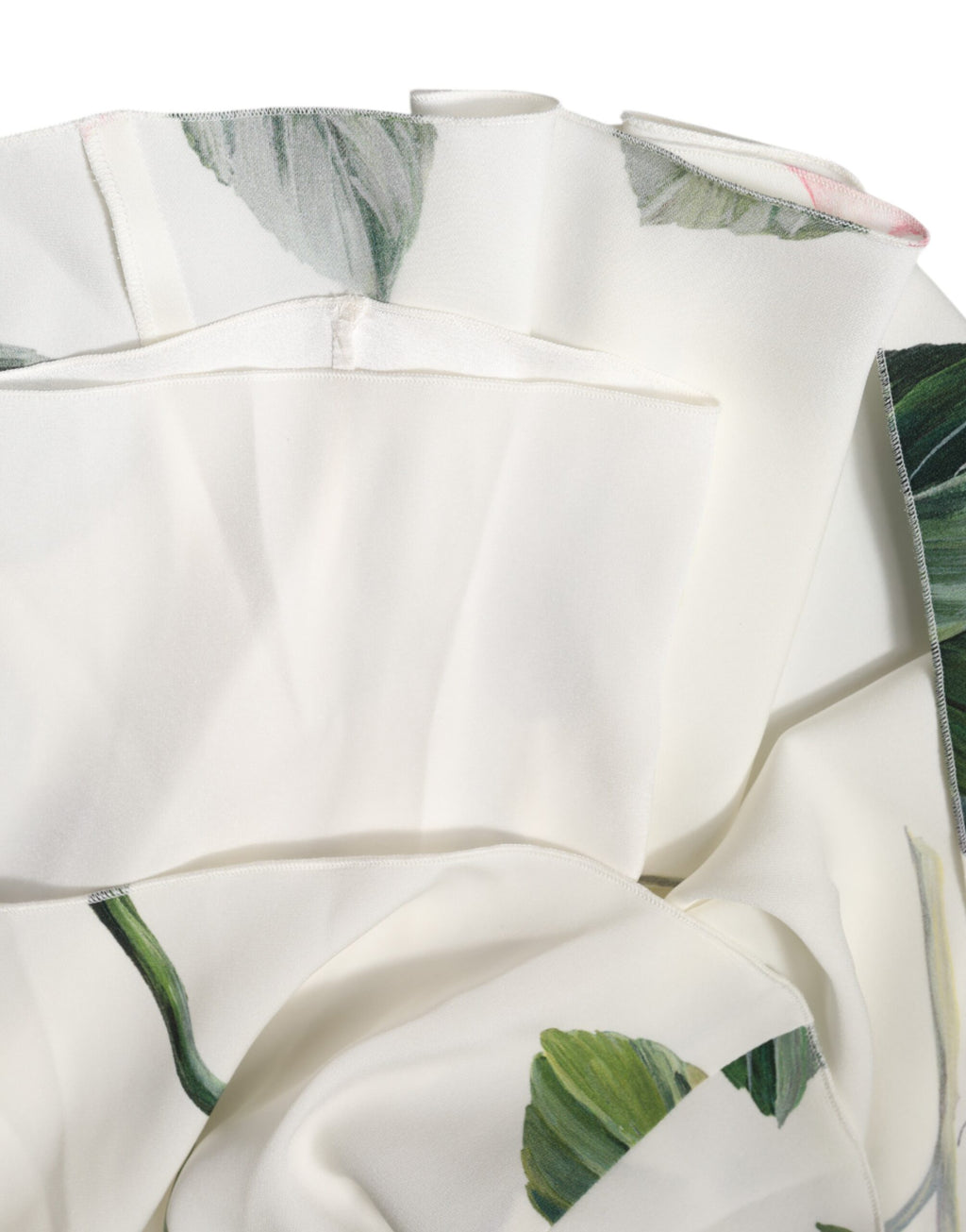Robe longue midi blanche à fleurs, un seul épaule, de la marque Dolce & Gabbana, avec coupe ajustée et détails floraux élégants.